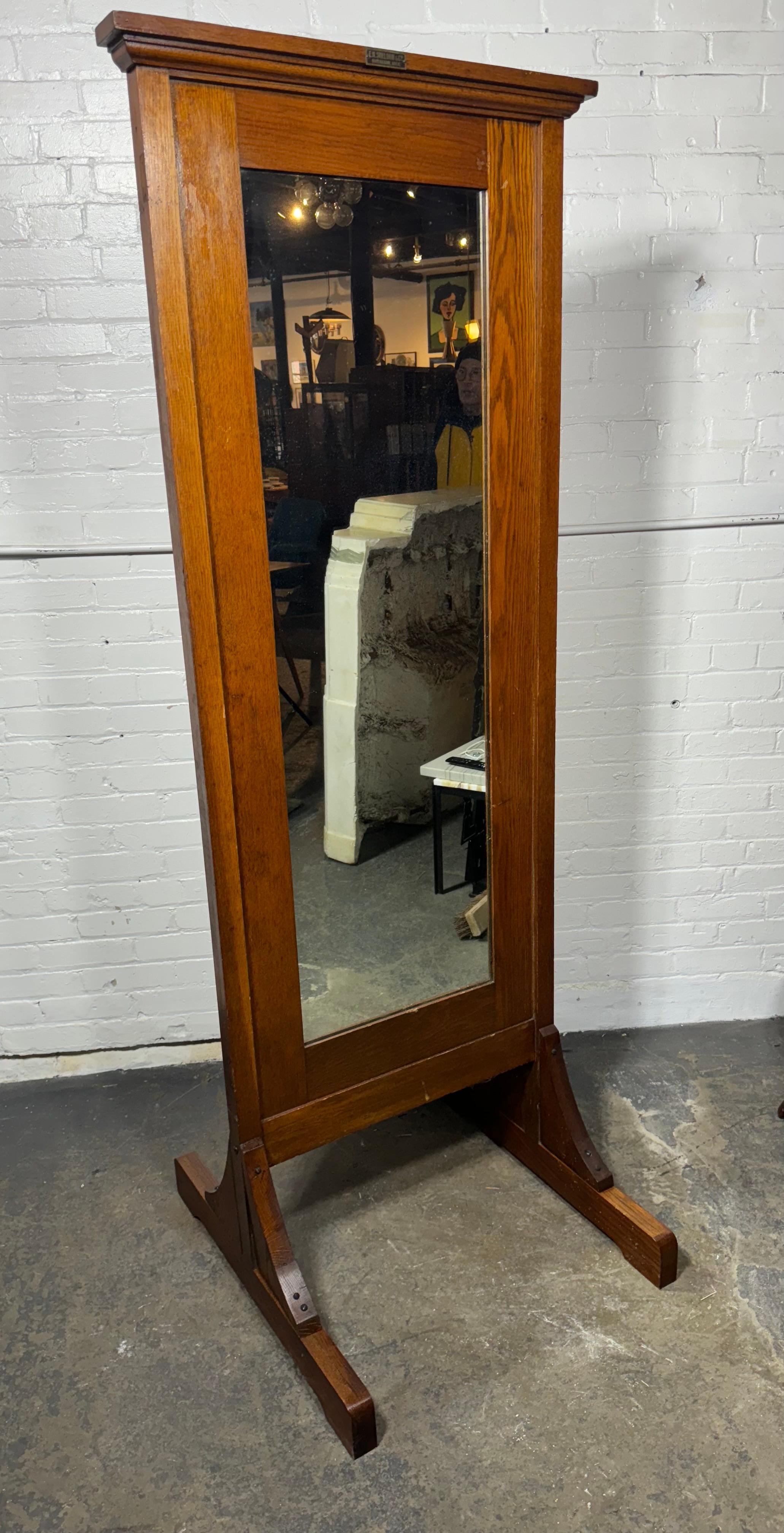 E.H.SHELDON & Co. Cadre en chêne vintage et industriel  Armoire Miroir au sol en vente 1