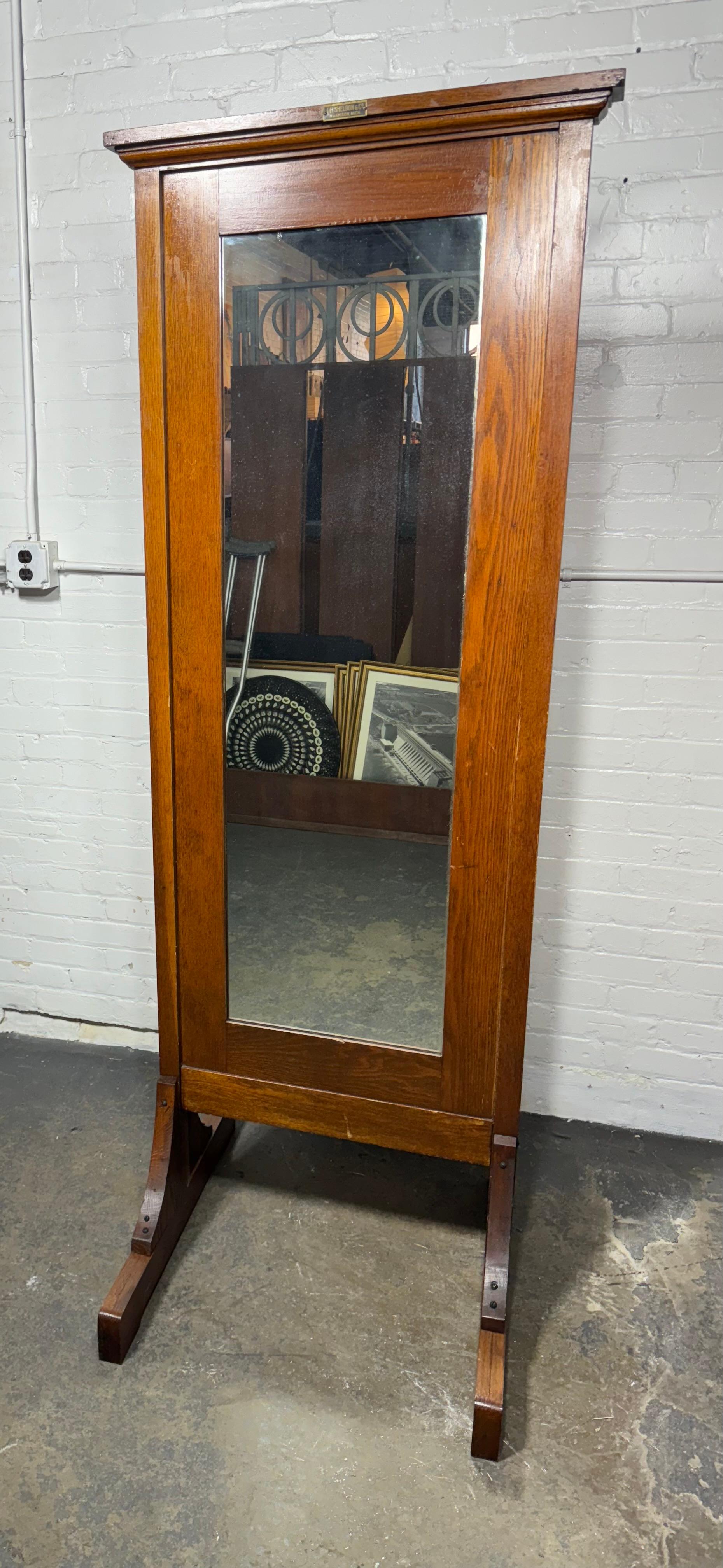 E.H.SHELDON & Co. Cadre en chêne vintage et industriel  Armoire Miroir au sol en vente 2