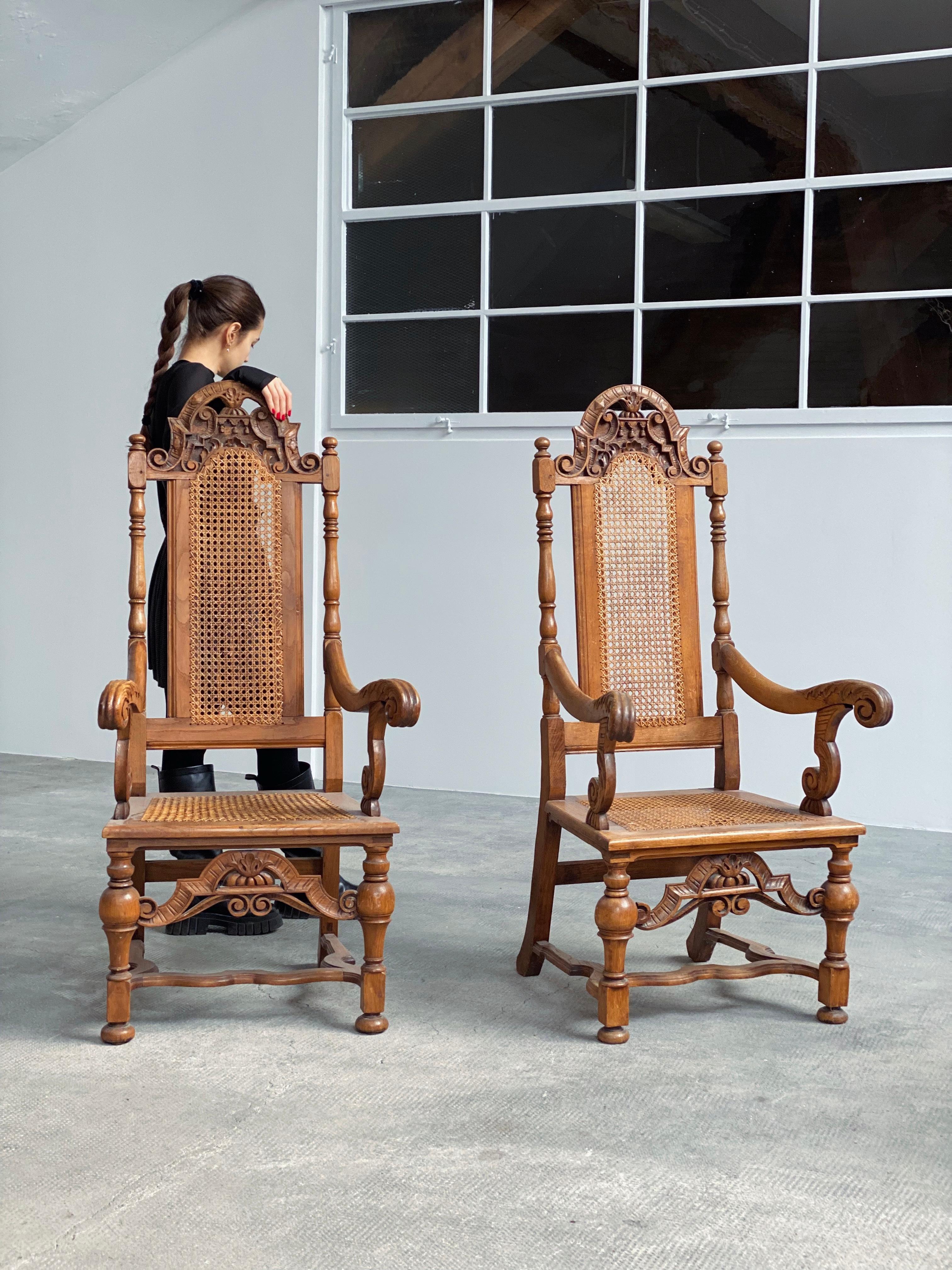 Insgesamt 2 wunderschöne und außergewöhnliche Throne / Sessel aus massivem Eiche Holz und Wiener Geflecht aus der Burg Ranis in Thüringen (seit dem 12. Jahrhundert), Mitte des 19. Jahrhunderts.

Hergestellt in der damaligen, eigenen