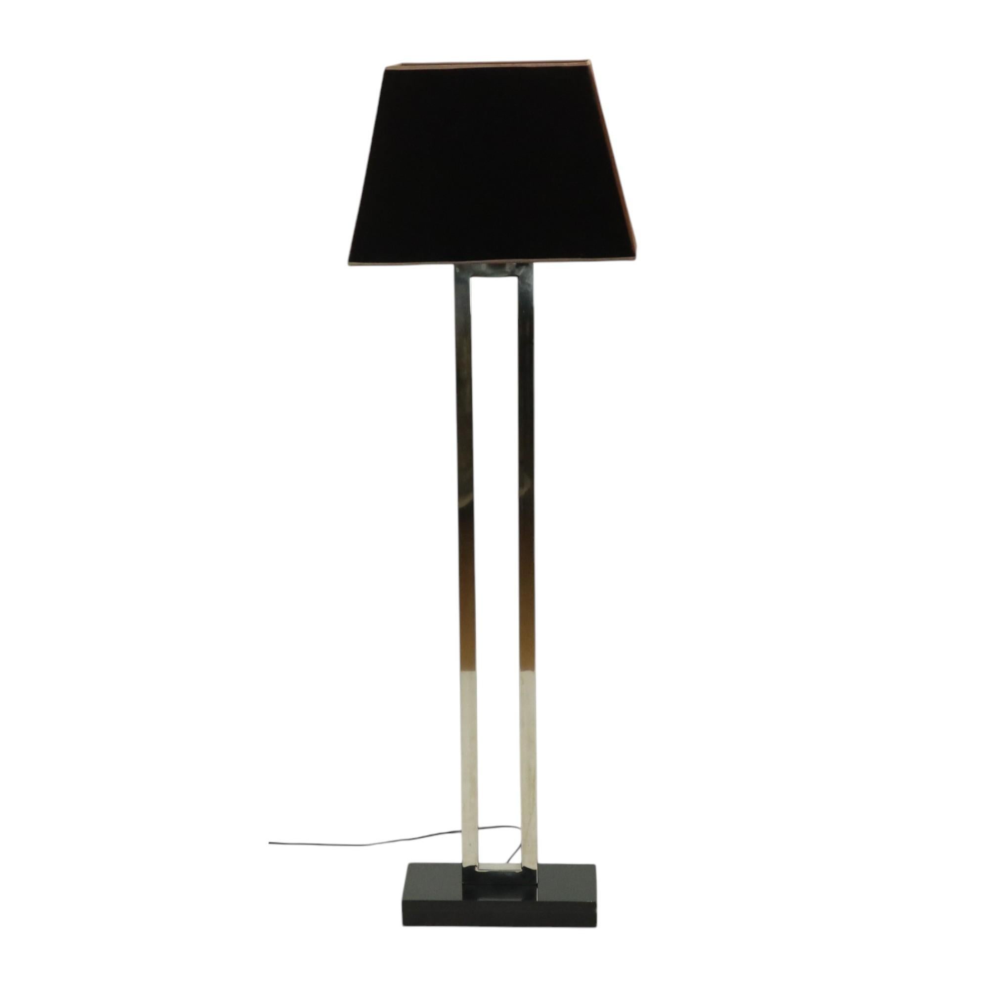 Luxueux lampadaire design EICHHOLTZ en acier inoxydable avec une base rectangulaire en granit et un abat-jour en velours brun foncé en forme de trapèze, 21e siècle. L'abat-jour en velours peut être tourné dans différentes directions, la ferrure est