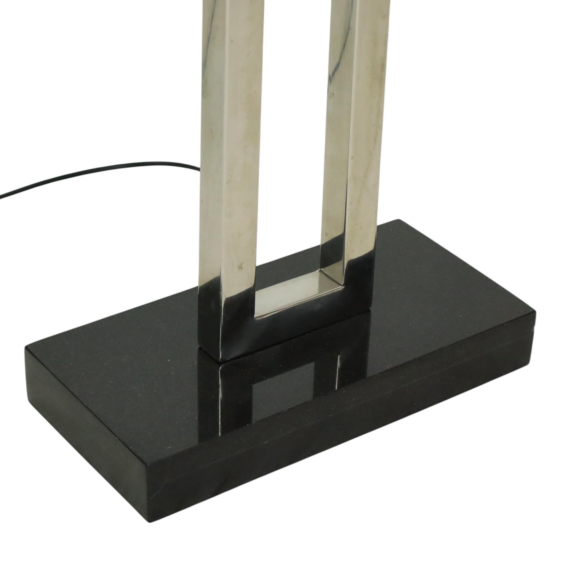 Lampadaire Eichholtz Arlington Design en acier inoxydable et base en granit 152 cm Bon état - En vente à Poperinge, BE