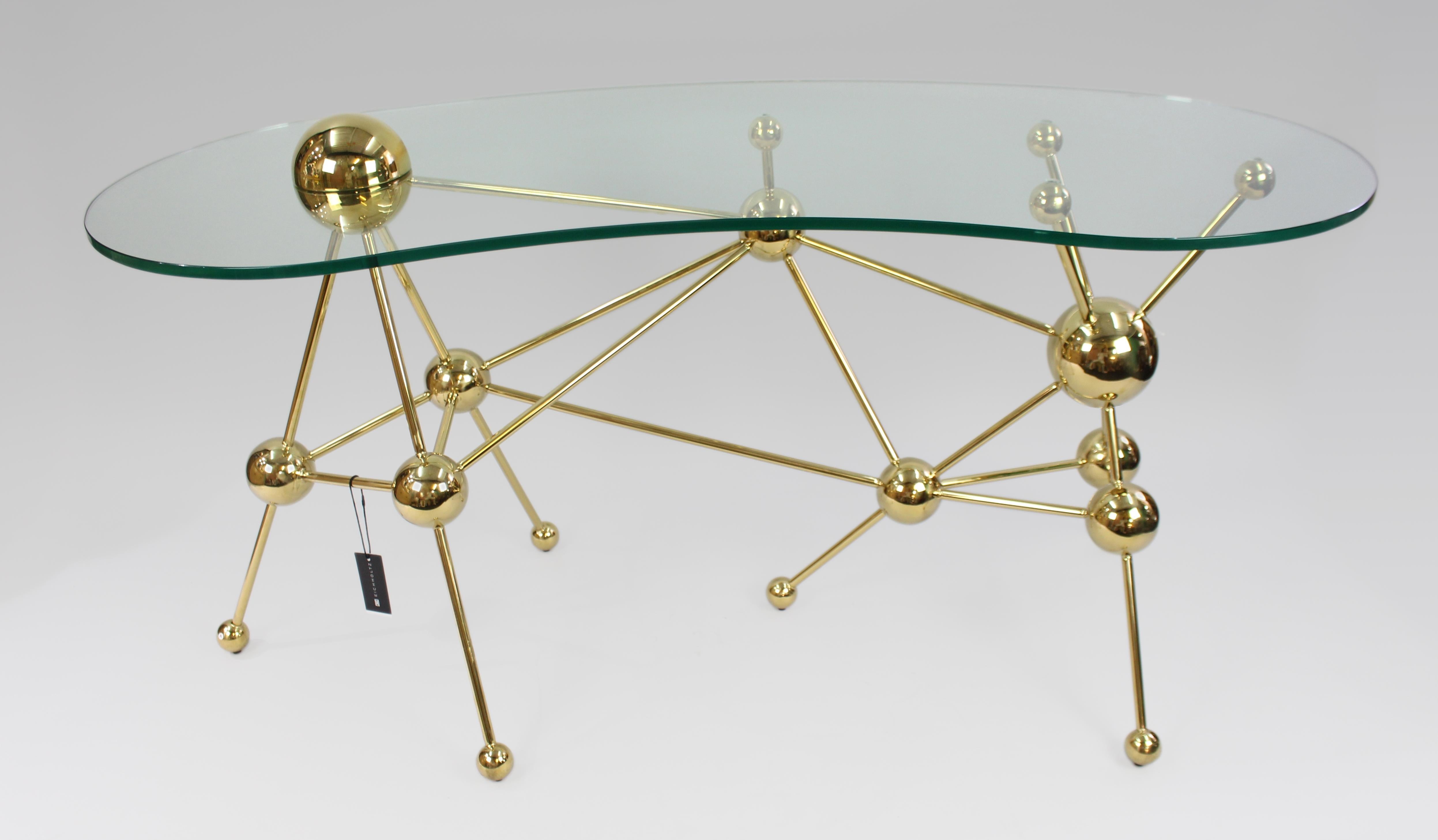 EICHHOLTZ Table console en verre en forme de rein, design contemporain néerlandais

Une pièce contemporaine frappante de la célèbre maison de design néerlandaise EICHHOLTZ. Cette console ou bureau sculptural est doté d'un plateau en verre trempé