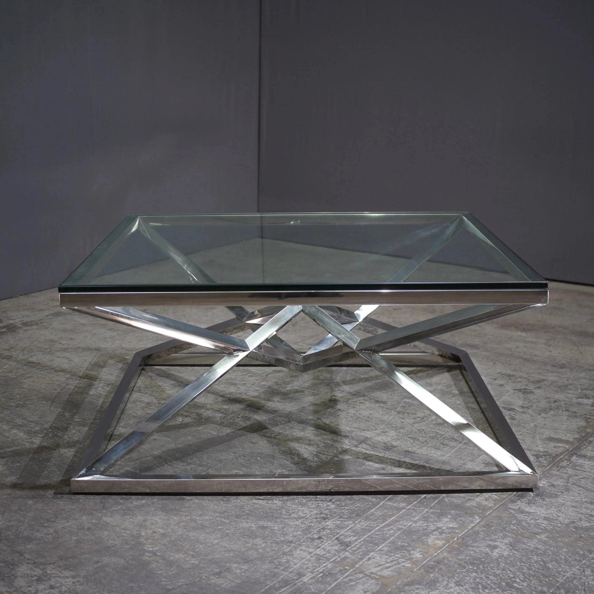 Mettez en valeur votre salon avec la table basse EICHHOLTZ aux lignes épurées et élégantes. Fabriquée à partir de matériaux de qualité supérieure, cette table basse présente un design minimaliste avec des lignes épurées et une finition lisse. Son