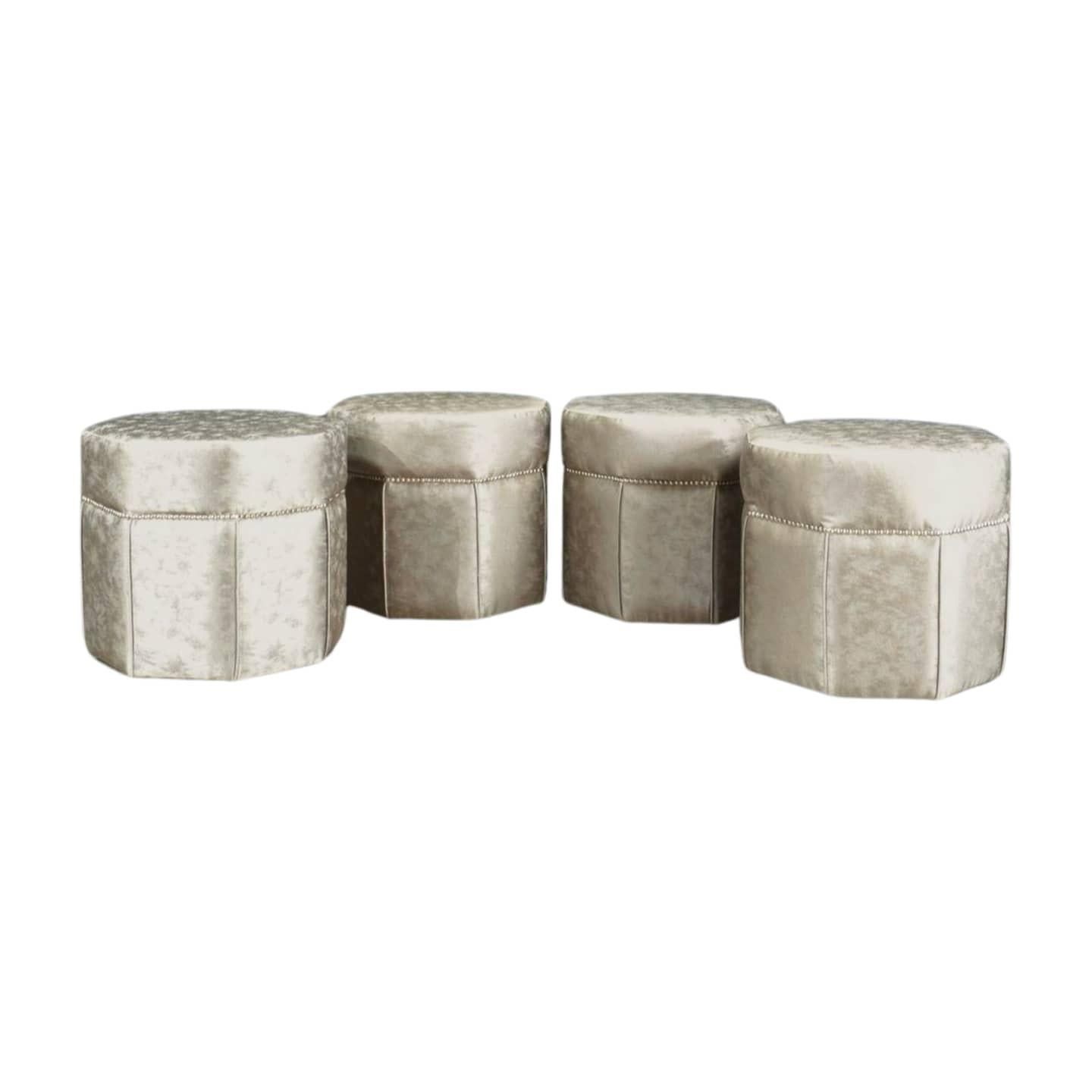 Les poufs recouverts de tissu EICHHOLTZ en gris sont des compléments polyvalents et élégants pour n'importe quelle pièce. EICHHOLTZ est connu pour ses designs luxueux et contemporains, et ces poufs offrent à la fois confort et élégance grâce à leur