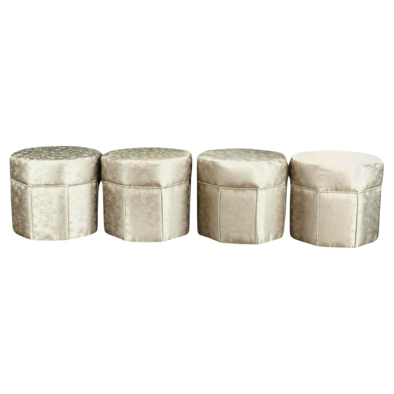 Tabouret Eichholtz recouvert de tissu gris (série de 4) en vente