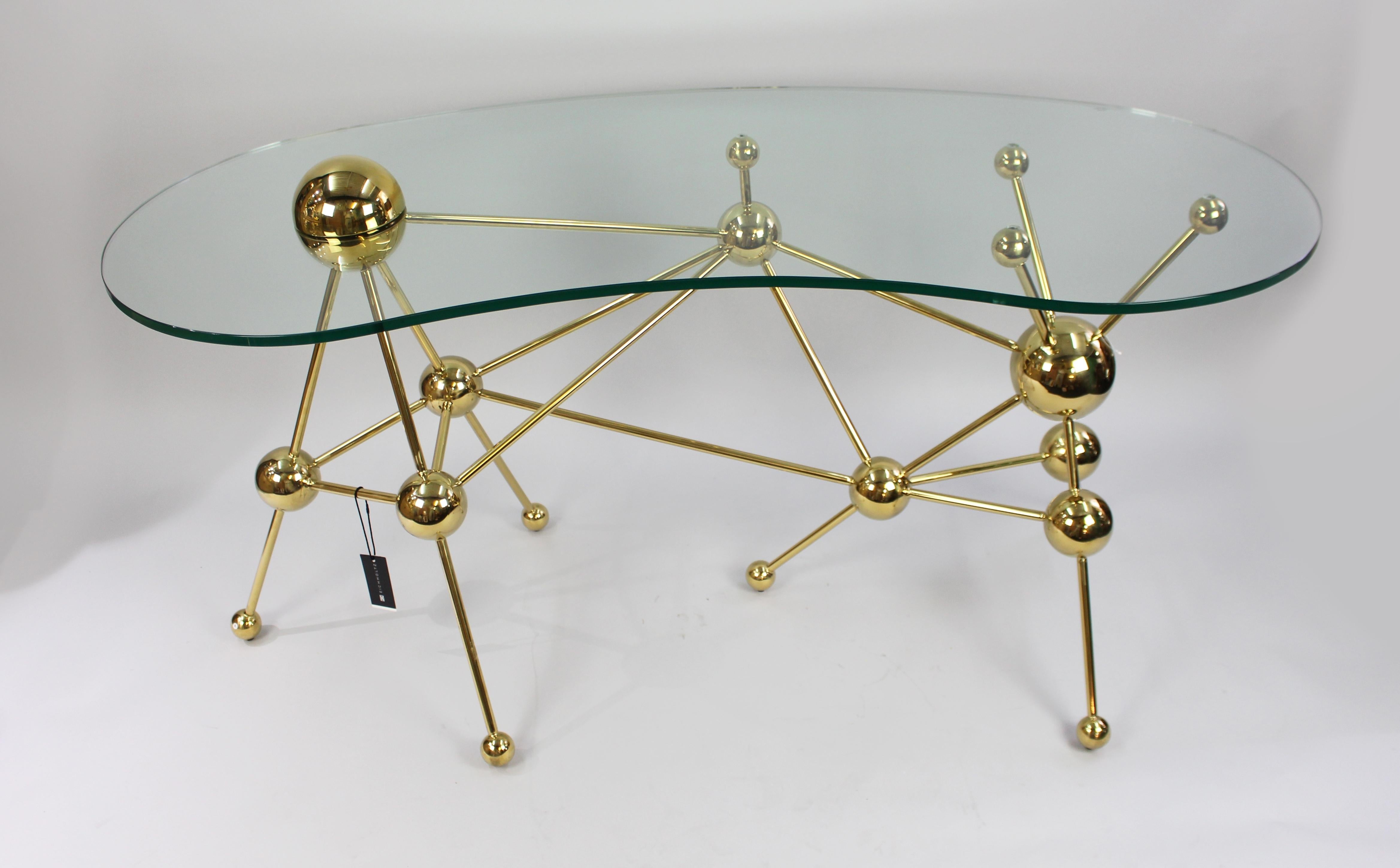 Maker 
Eichholtz

Composition 
Heavy glass top on gold metal Stand

Condition 
Purchased & never used
 

 

Stunning contemporary table by Eichholtz

Heavy kidney shaped tempered glass top.

Gold metal atomic design frame

RRP