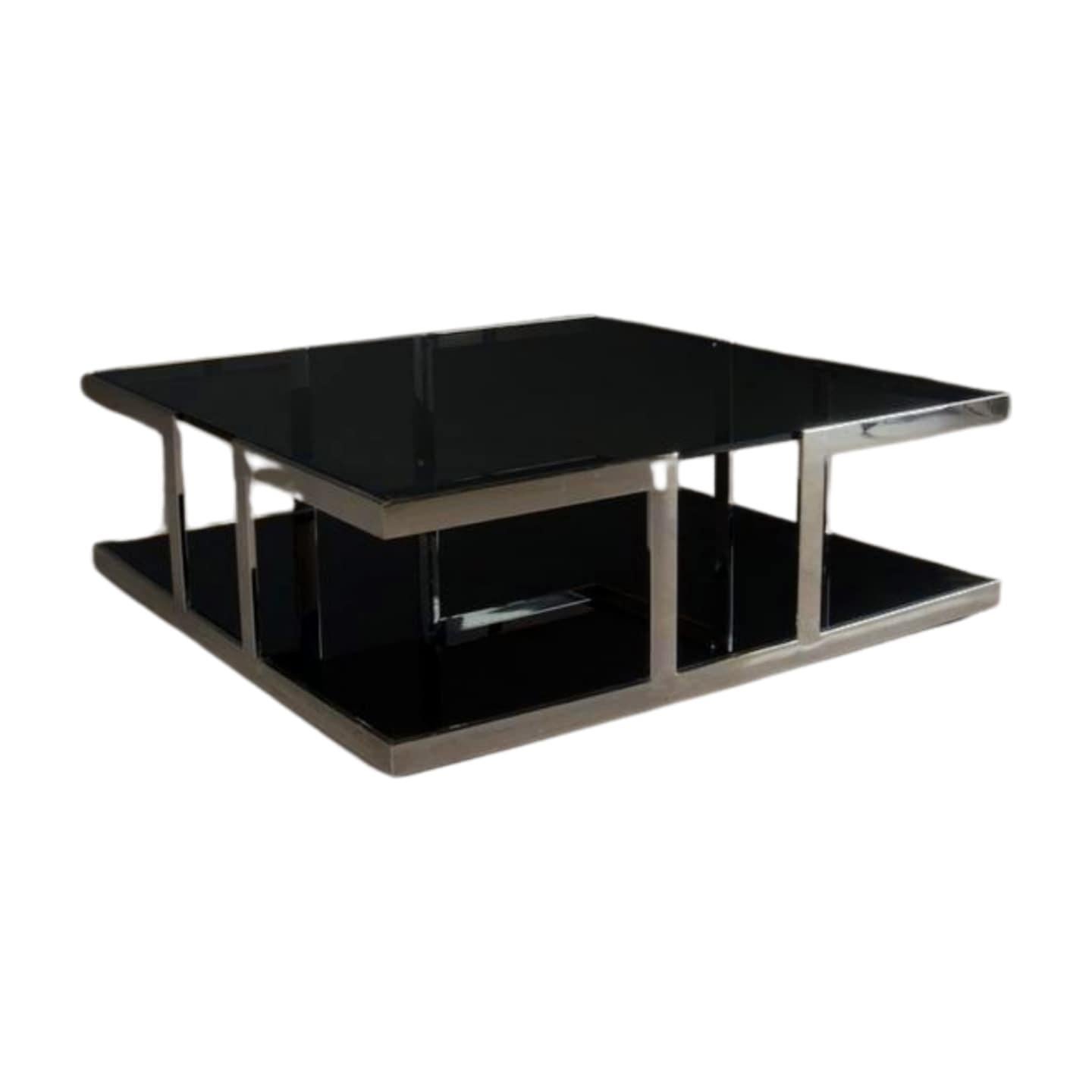 La table basse EICHHOLTZ Treasure est une magnifique pièce maîtresse pour tout salon. EICHHOLTZ se spécialise dans les designs luxueux et distinctifs, et cette table basse présente des détails complexes et des matériaux de haute qualité, reflétant