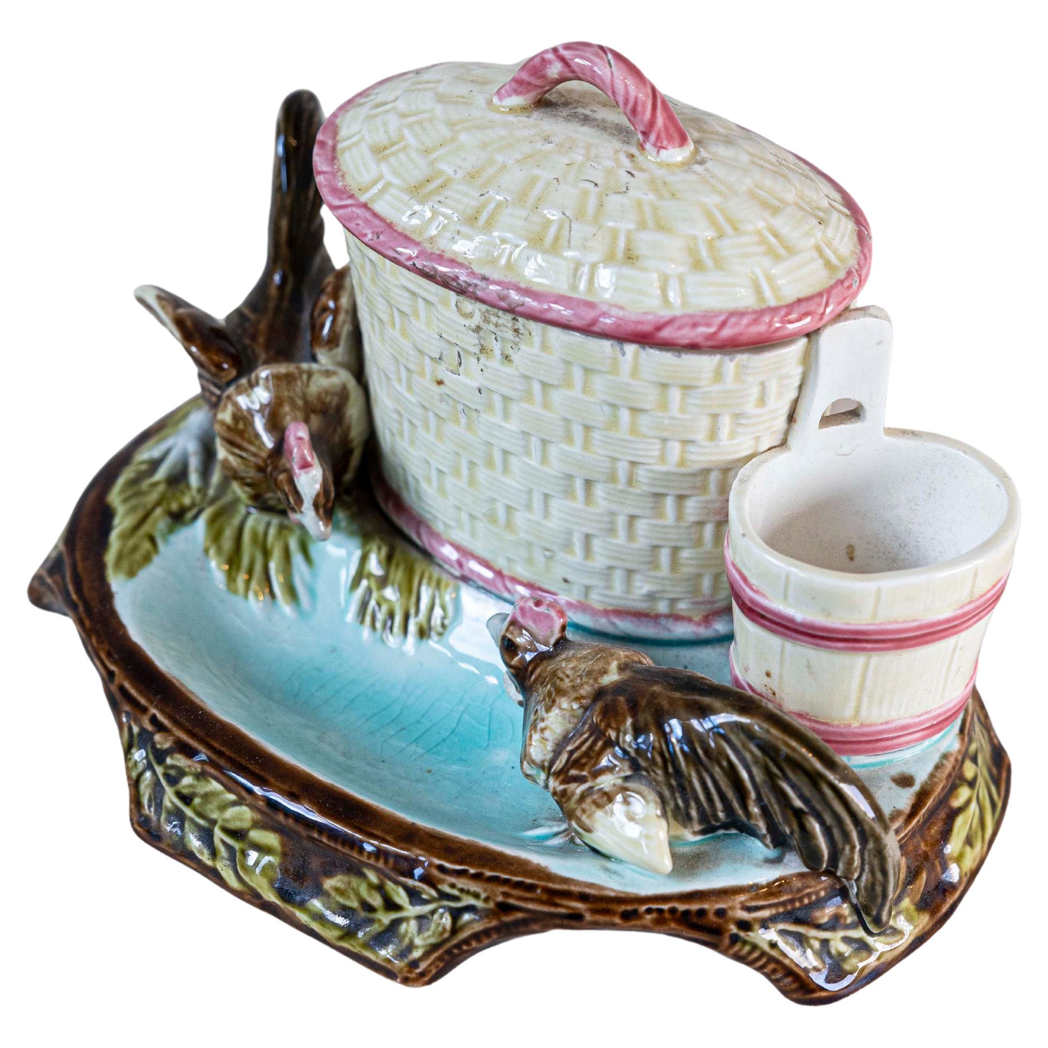 Vaso per tabacco in maiolica di Eichwald con galli che beccano la terra, 1870 ca. in vendita