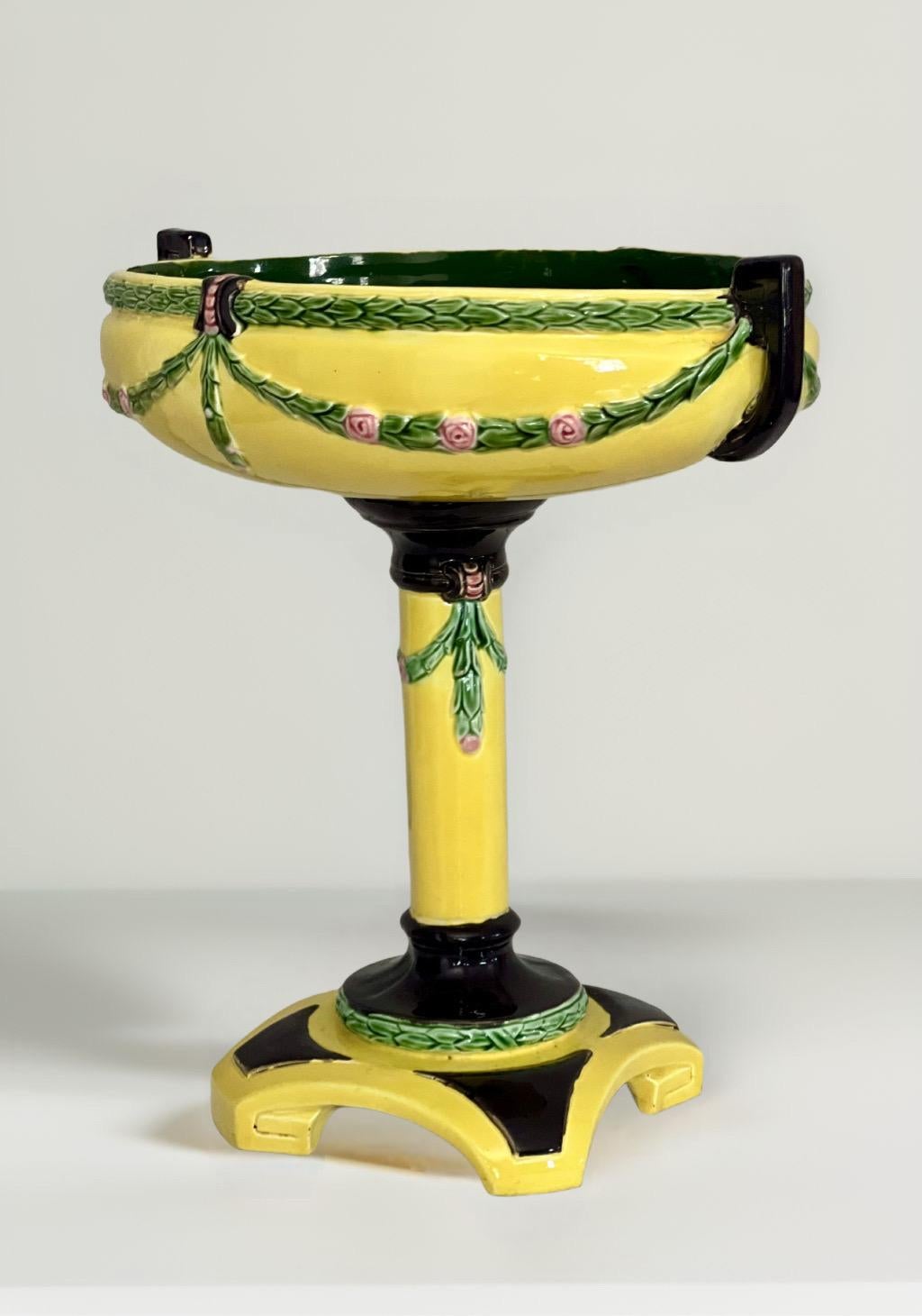 Art Nouveau Ciotola con piedistallo in maiolica secessionista Eichwald in vendita
