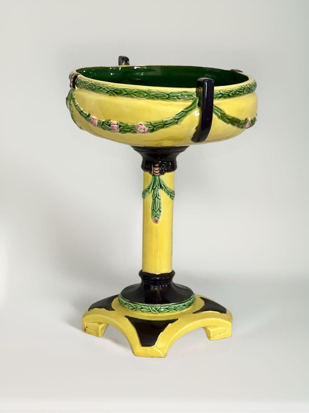 Austriaco Ciotola con piedistallo in maiolica secessionista Eichwald in vendita
