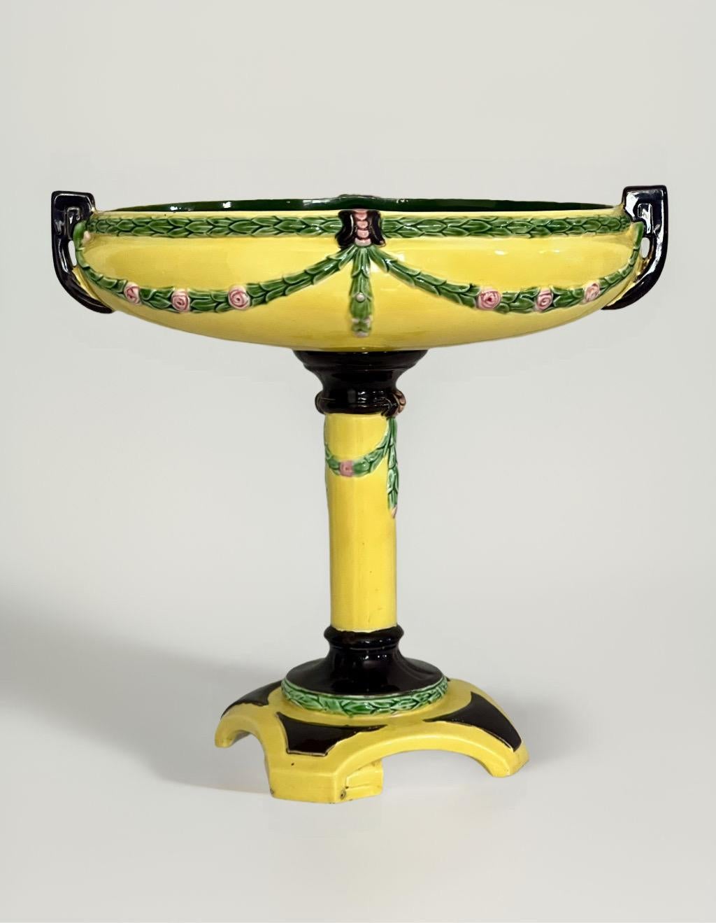 Dipinto a mano Ciotola con piedistallo in maiolica secessionista Eichwald in vendita