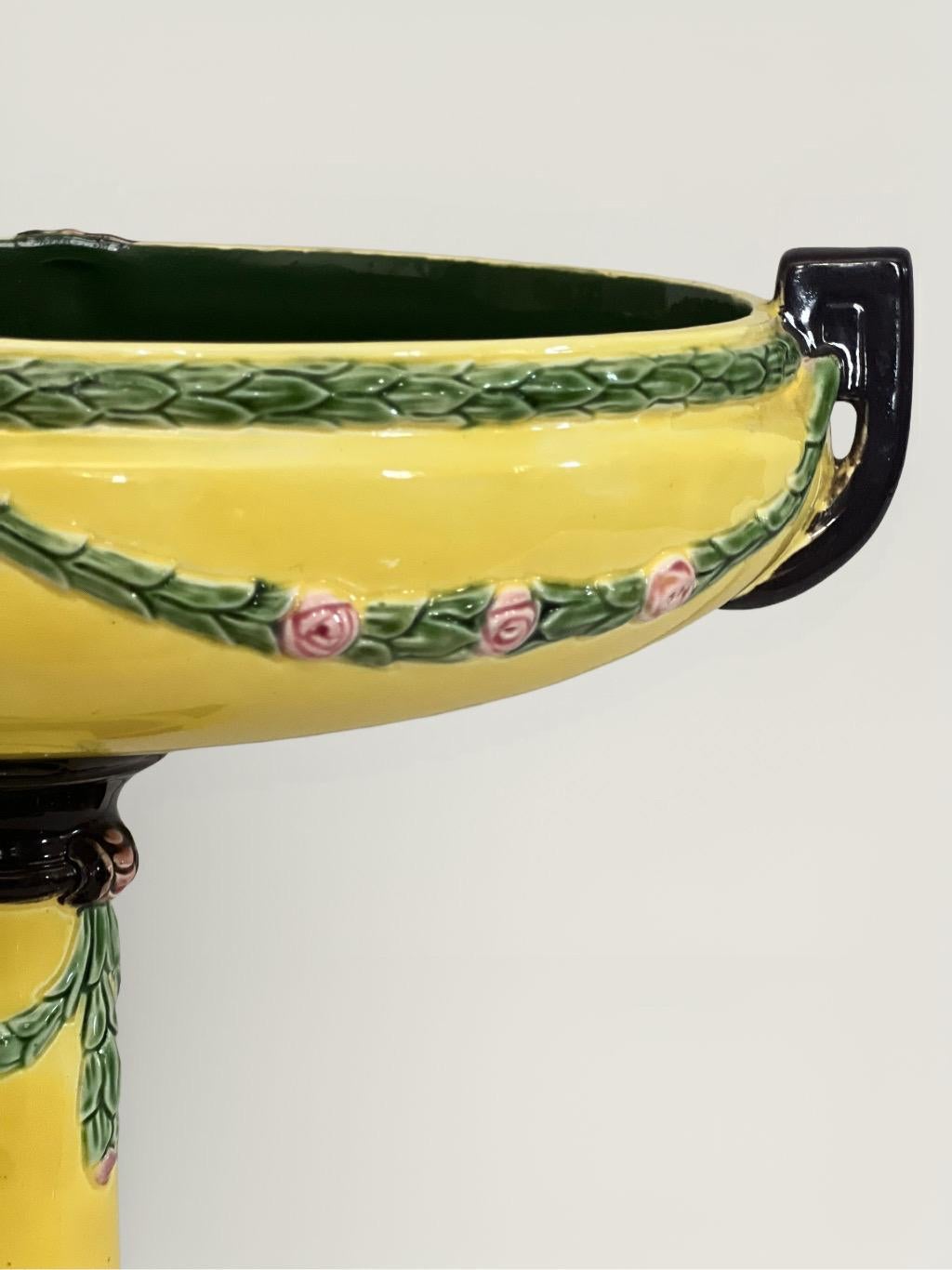 Majolica Ciotola con piedistallo in maiolica secessionista Eichwald in vendita