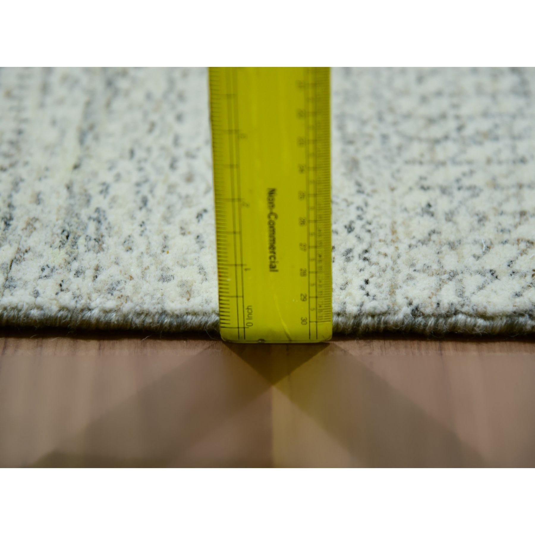 Eider Weißer moderner handgeknüpfter orientalischer Teppich in Grasdesign aus reiner Wolle in Tone auf Tone im Angebot 3