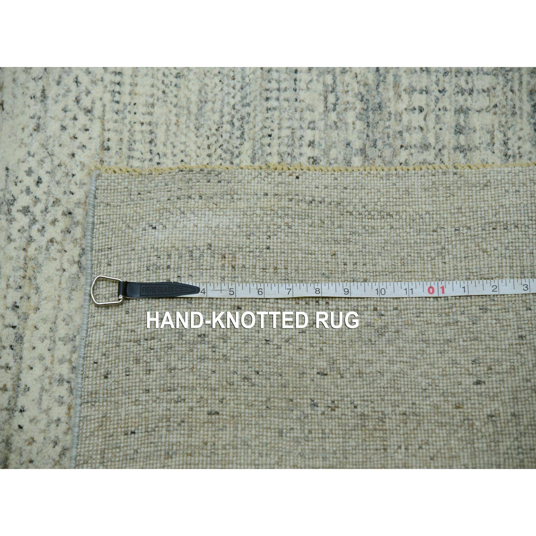 Eider Weißer moderner handgeknüpfter orientalischer Teppich in Grasdesign aus reiner Wolle in Tone auf Tone im Angebot 4