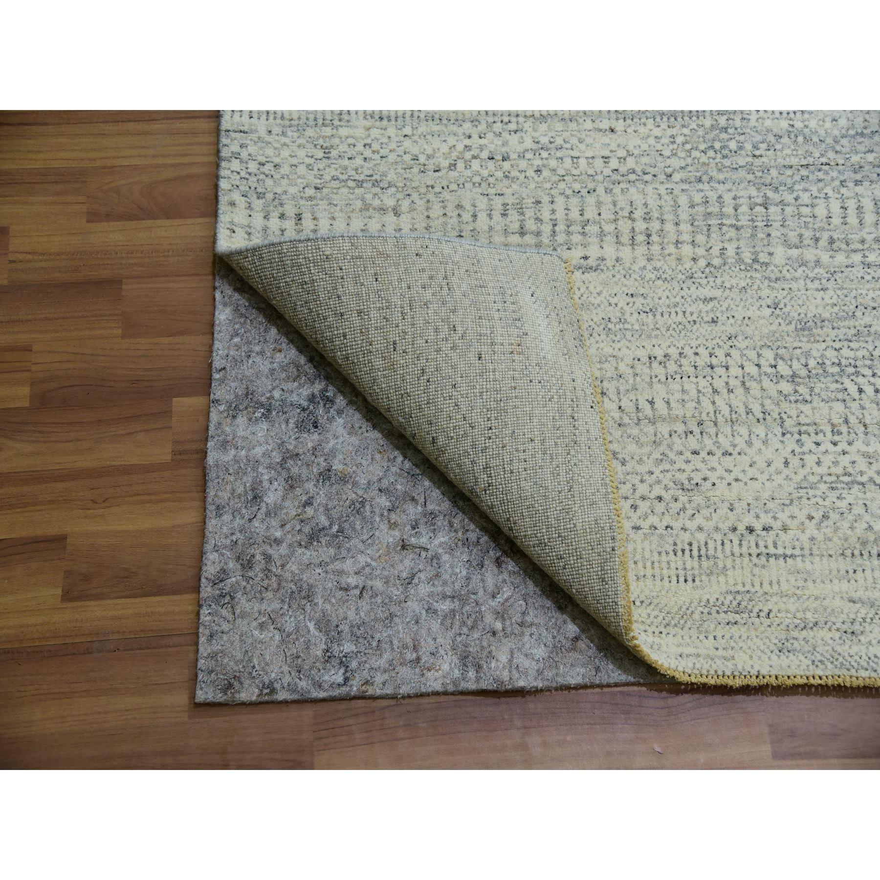 Eider Weißer moderner handgeknüpfter orientalischer Teppich in Grasdesign aus reiner Wolle in Tone auf Tone (Indisch) im Angebot