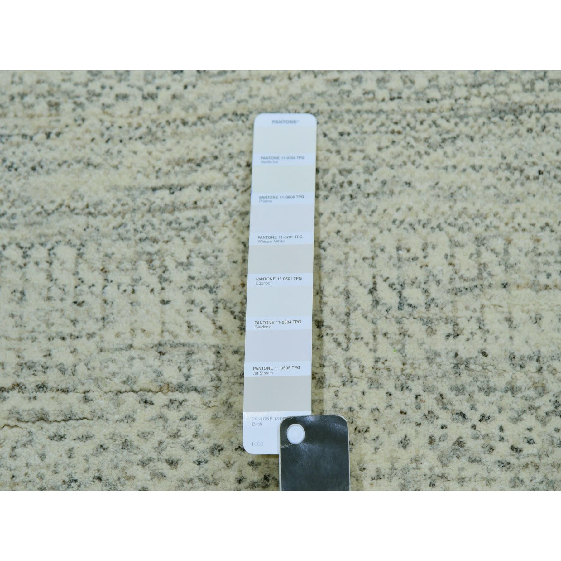 Eider Weißer moderner handgeknüpfter orientalischer Teppich in Grasdesign aus reiner Wolle in Tone auf Tone (21. Jahrhundert und zeitgenössisch) im Angebot