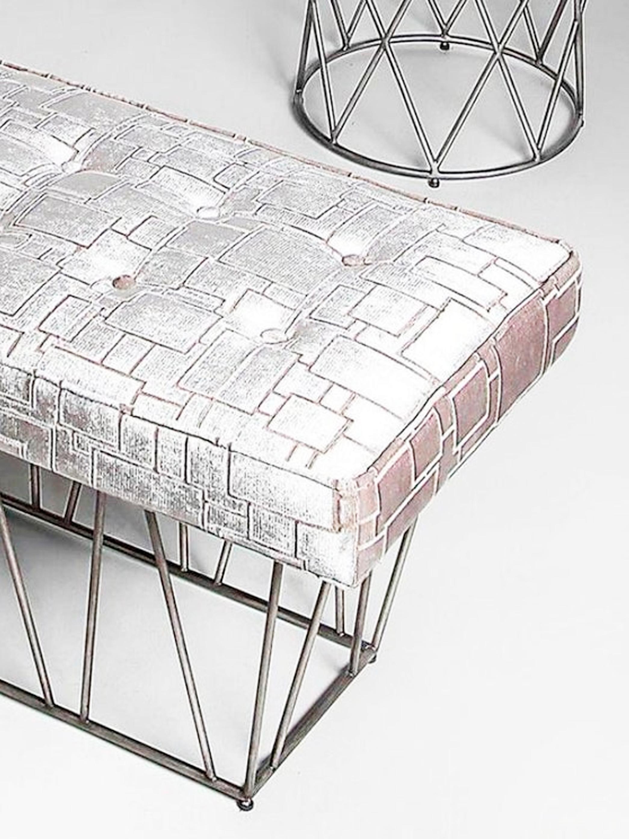 Eiffel, Banco de pan de plata patinado a mano sobre acero y asiento acolchado Patinado en venta