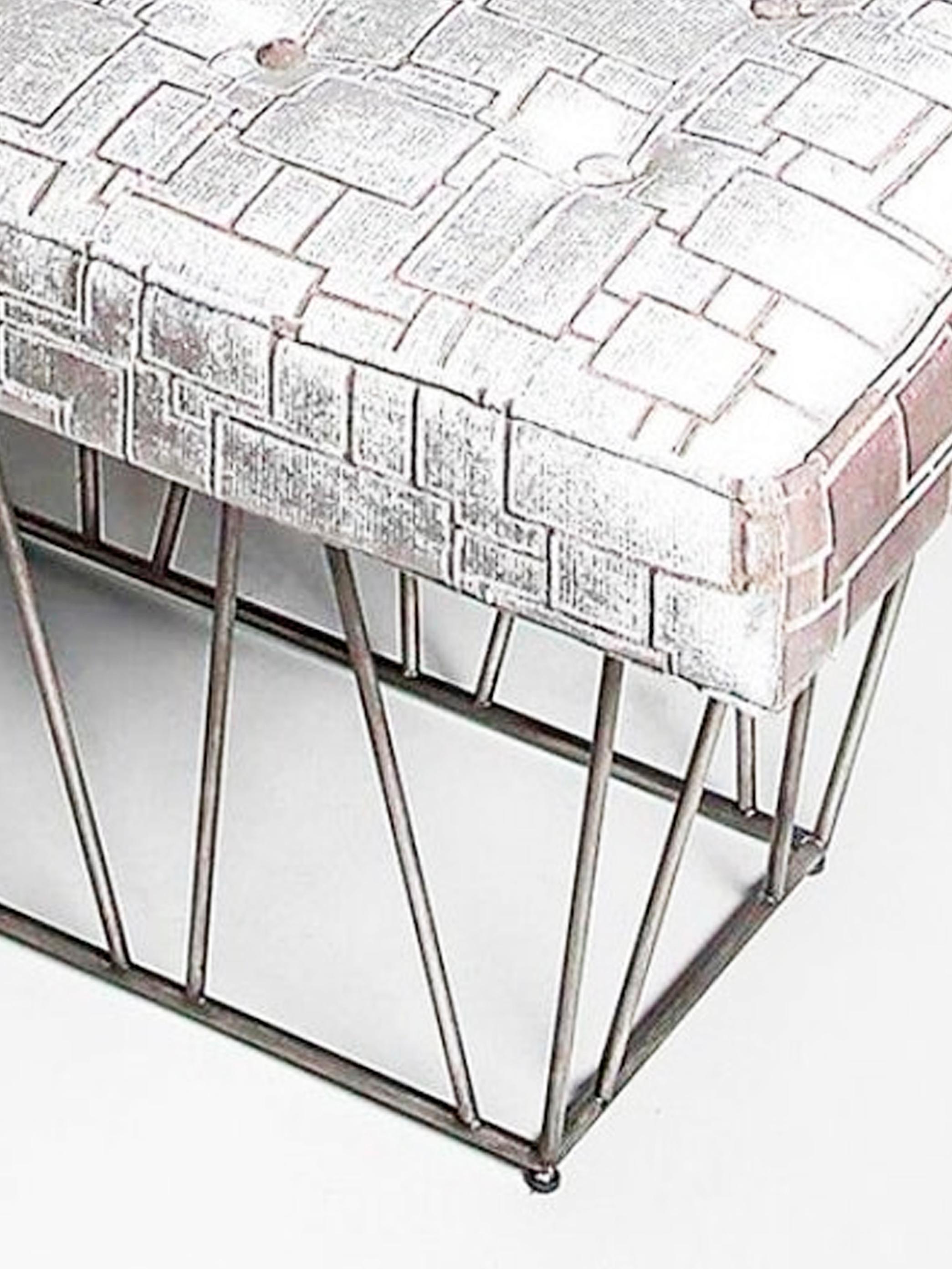 Eiffel, Banco de pan de plata patinado a mano sobre acero y asiento acolchado en Nuevo estado para la venta en Beirut, LB