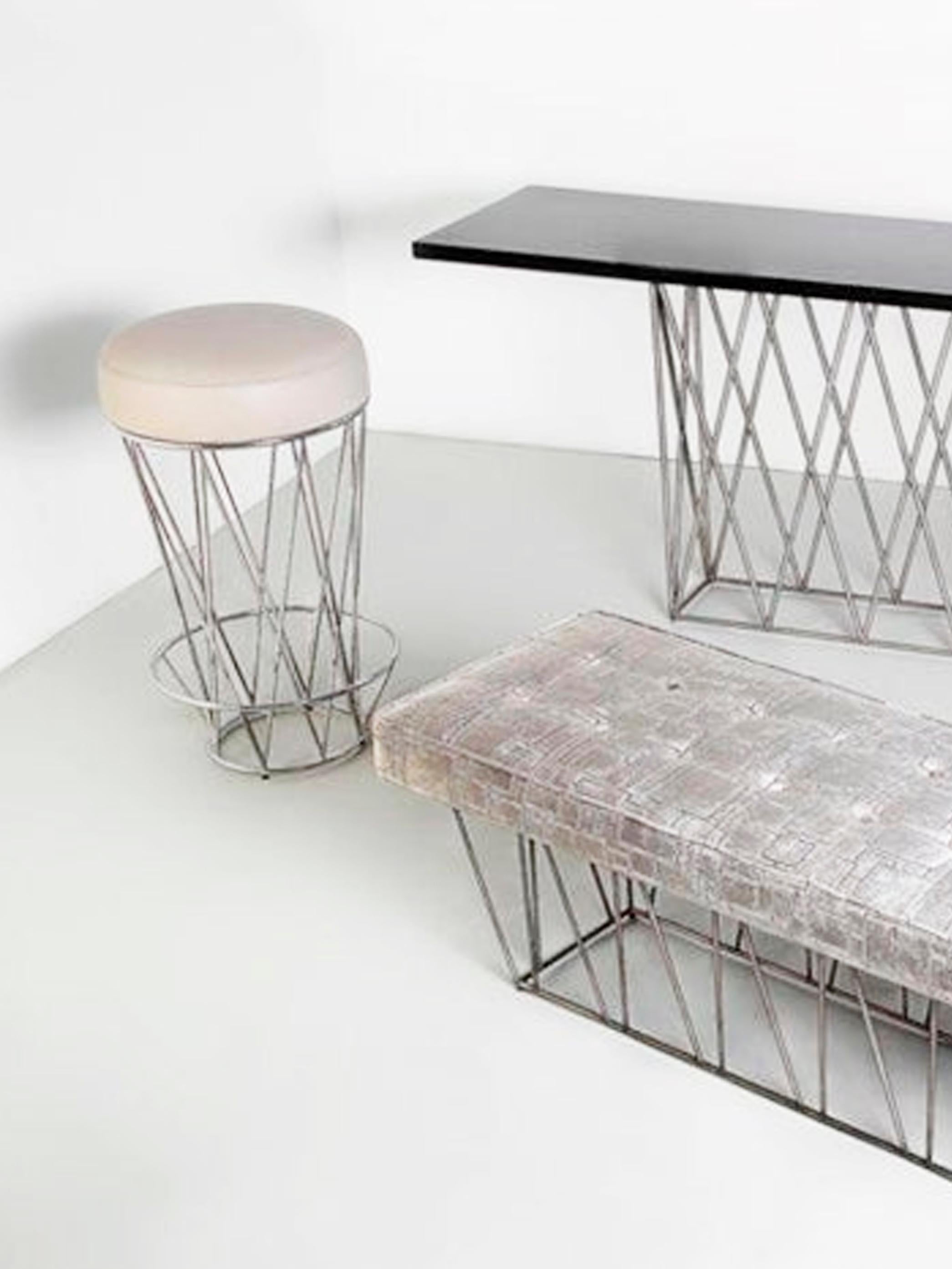 Eiffel, Banco de pan de plata patinado a mano sobre acero y asiento acolchado Siglo XXI y contemporáneo en venta