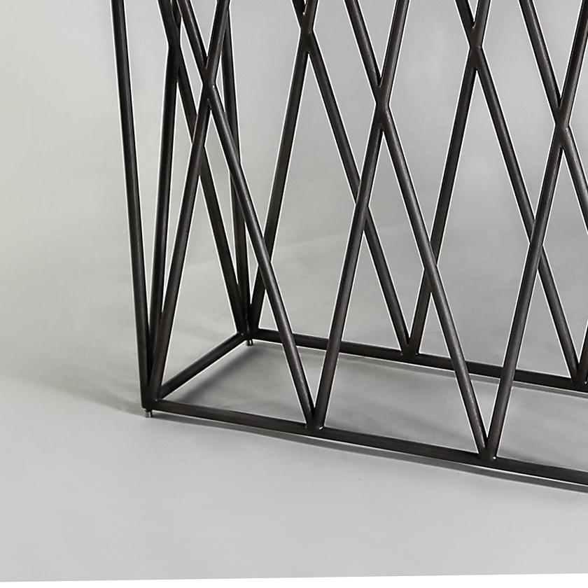 Unsere Pariser Linie mit ihrem gekreuzten Metallsockel, der an den berühmten Turm erinnert, und einer schwarz schimmernden, glänzenden Oberfläche.
Von Georges Amatoury Studio, 2012.