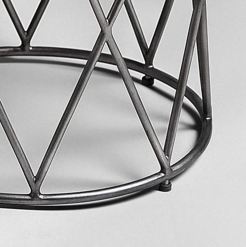 Der kleinste Stuhl der Eiffel-Linie mit einem Metallgestell und einem Sitz aus Vollnarbenleder.
Von Georges Amatoury Studio, 2012.