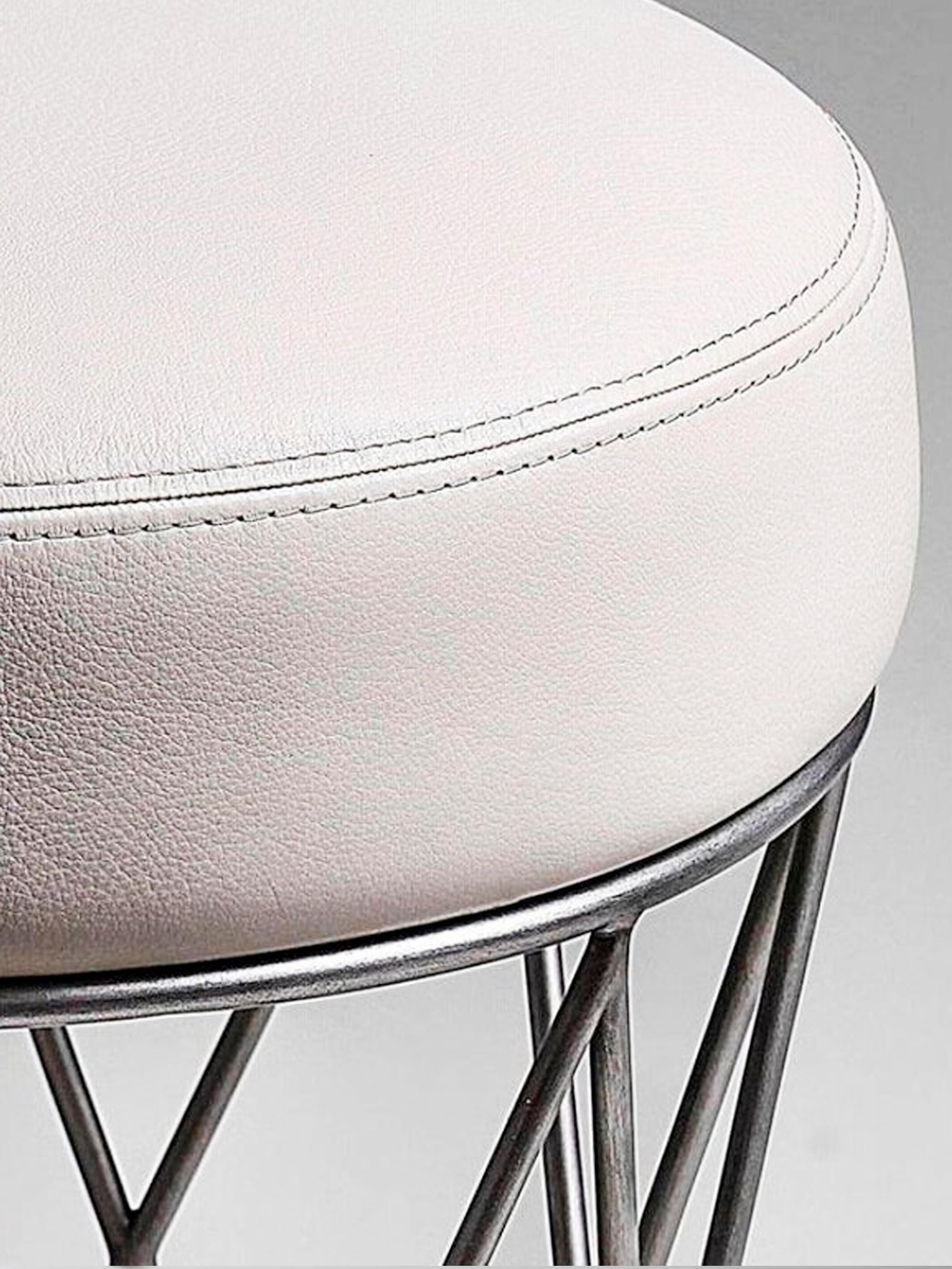 Eiffel, otomana de pan de plata patinado a mano y asiento tapizado Patinado en venta