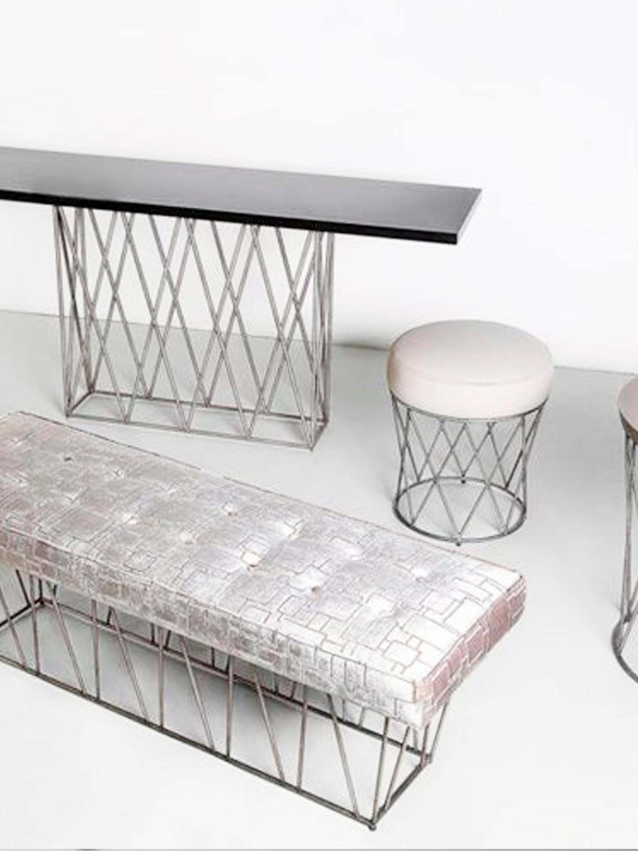 Eiffel, otomana de pan de plata patinado a mano y asiento tapizado en Nuevo estado para la venta en Beirut, LB