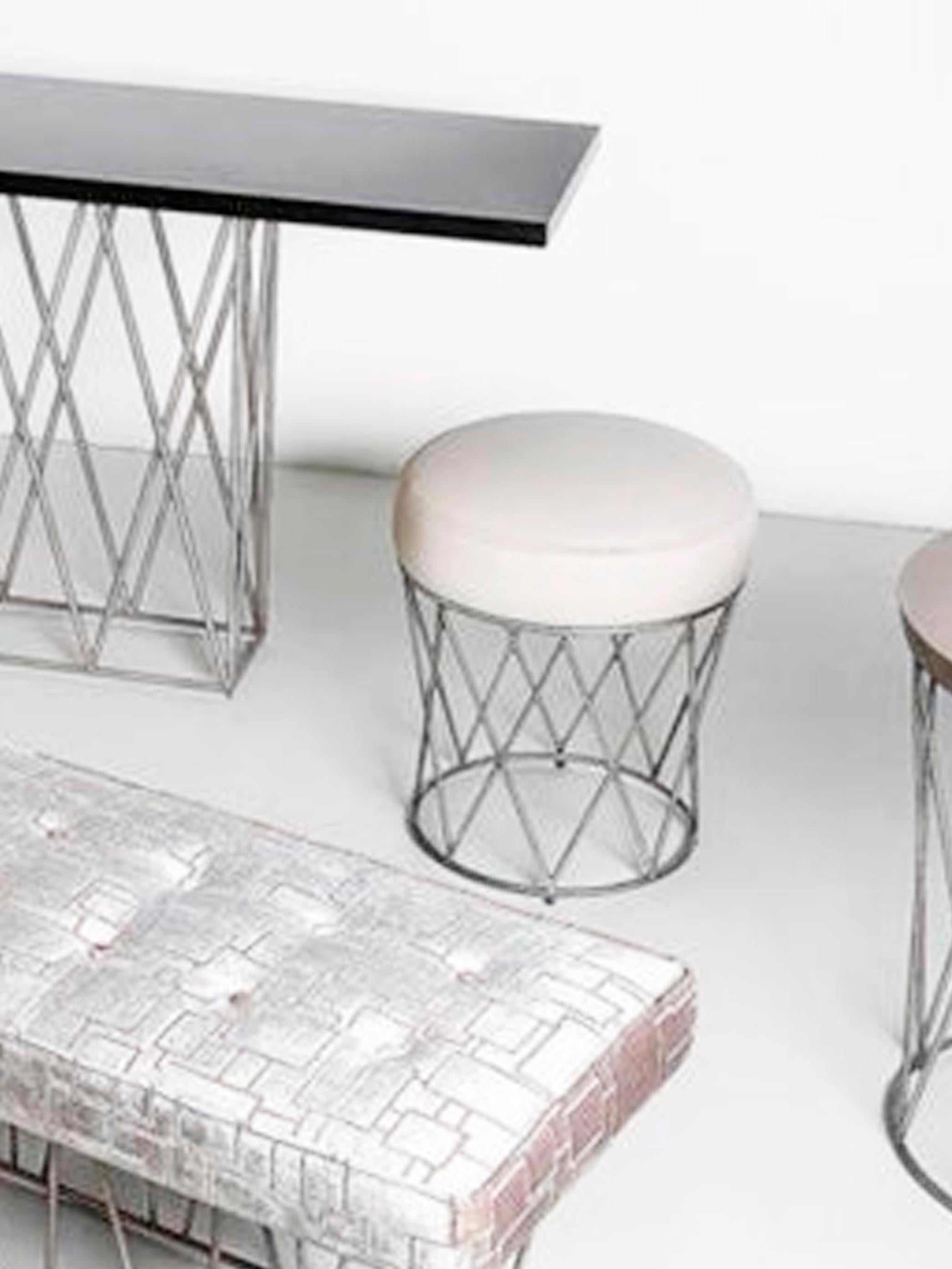 Eiffel, otomana de pan de plata patinado a mano y asiento tapizado Siglo XXI y contemporáneo en venta