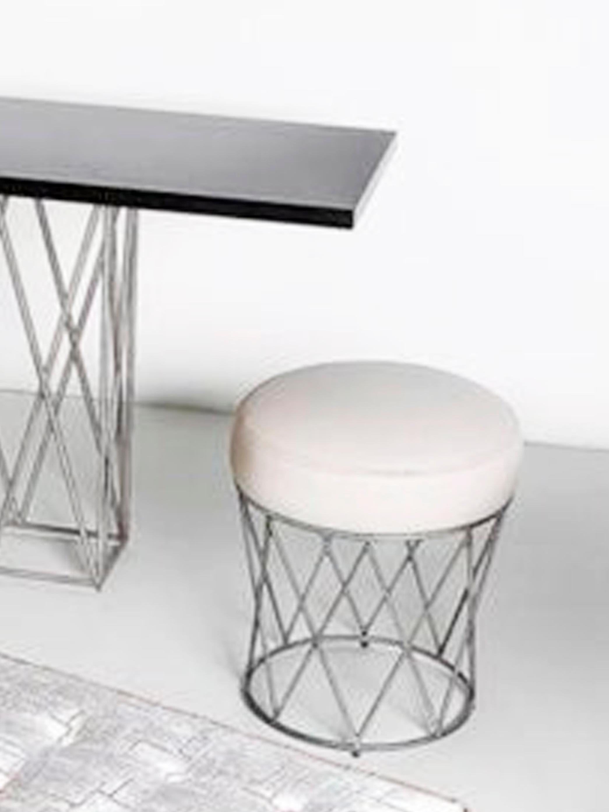 Eiffel, otomana de pan de plata patinado a mano y asiento tapizado Tapicería en venta