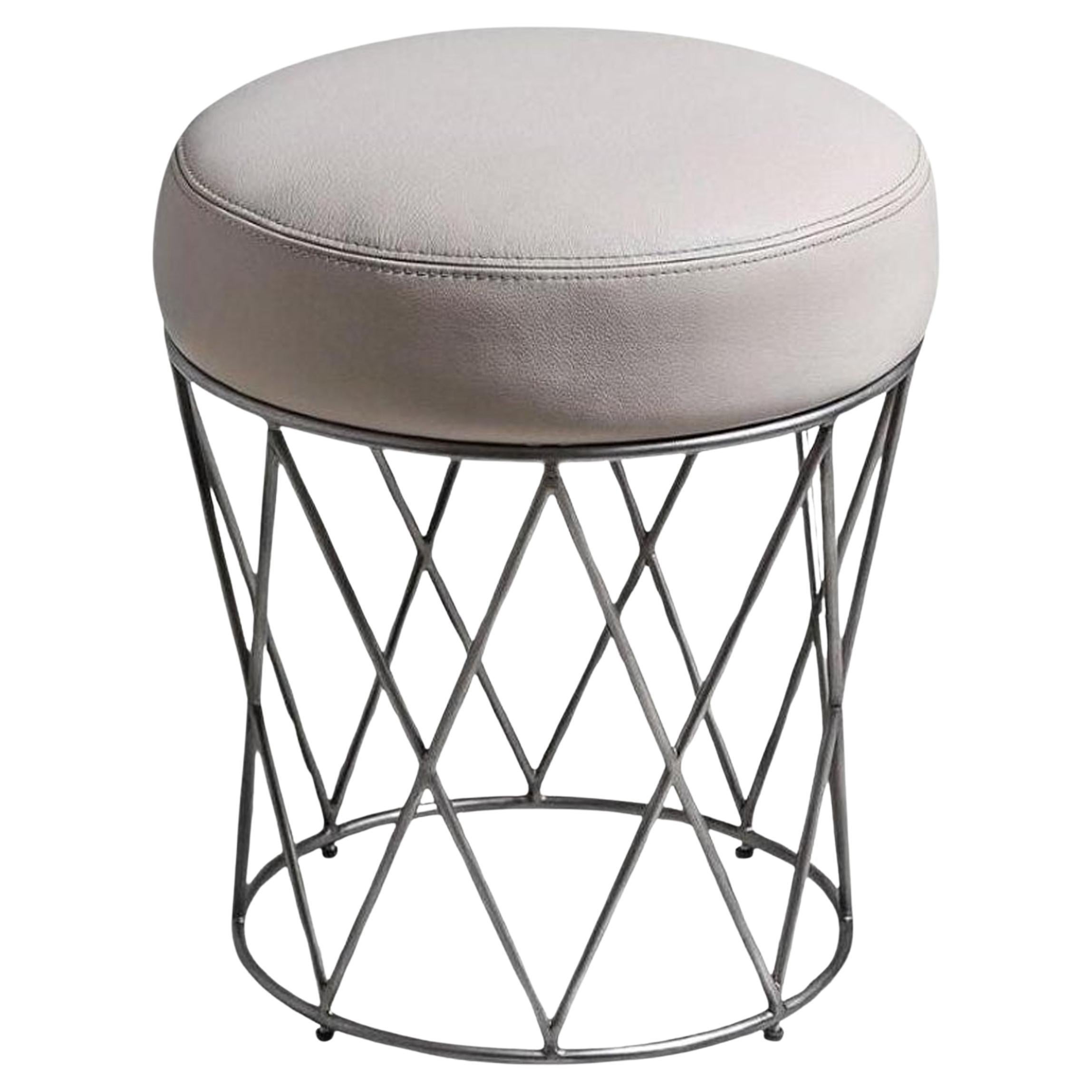 Eiffel, ottomana in foglia d
argento patinata a mano e seduta imbottita in vendita