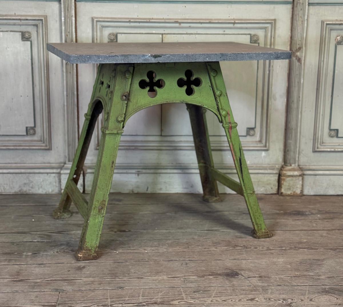Industrieller Metalltisch im Eiffelstil, originaler grüner Anstrich, um 1900 im Angebot 4