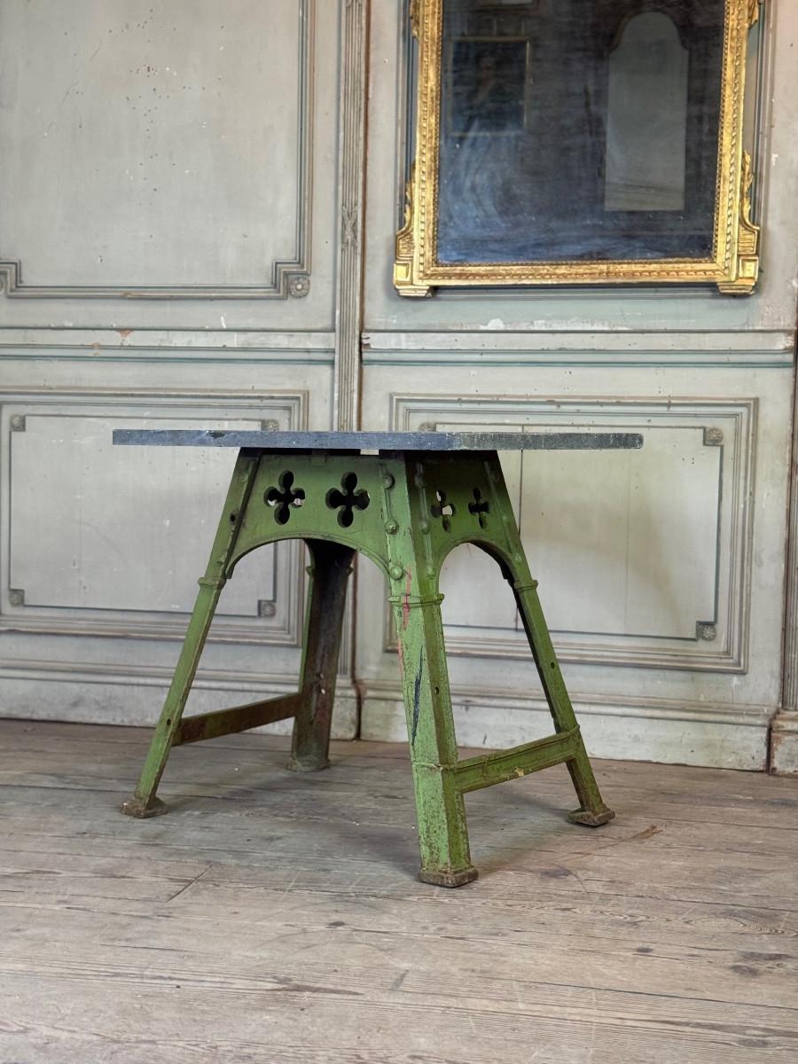 Industrieller Metalltisch im Eiffelstil, originaler grüner Anstrich, um 1900 im Zustand „Hervorragend“ im Angebot in Honnelles, WHT