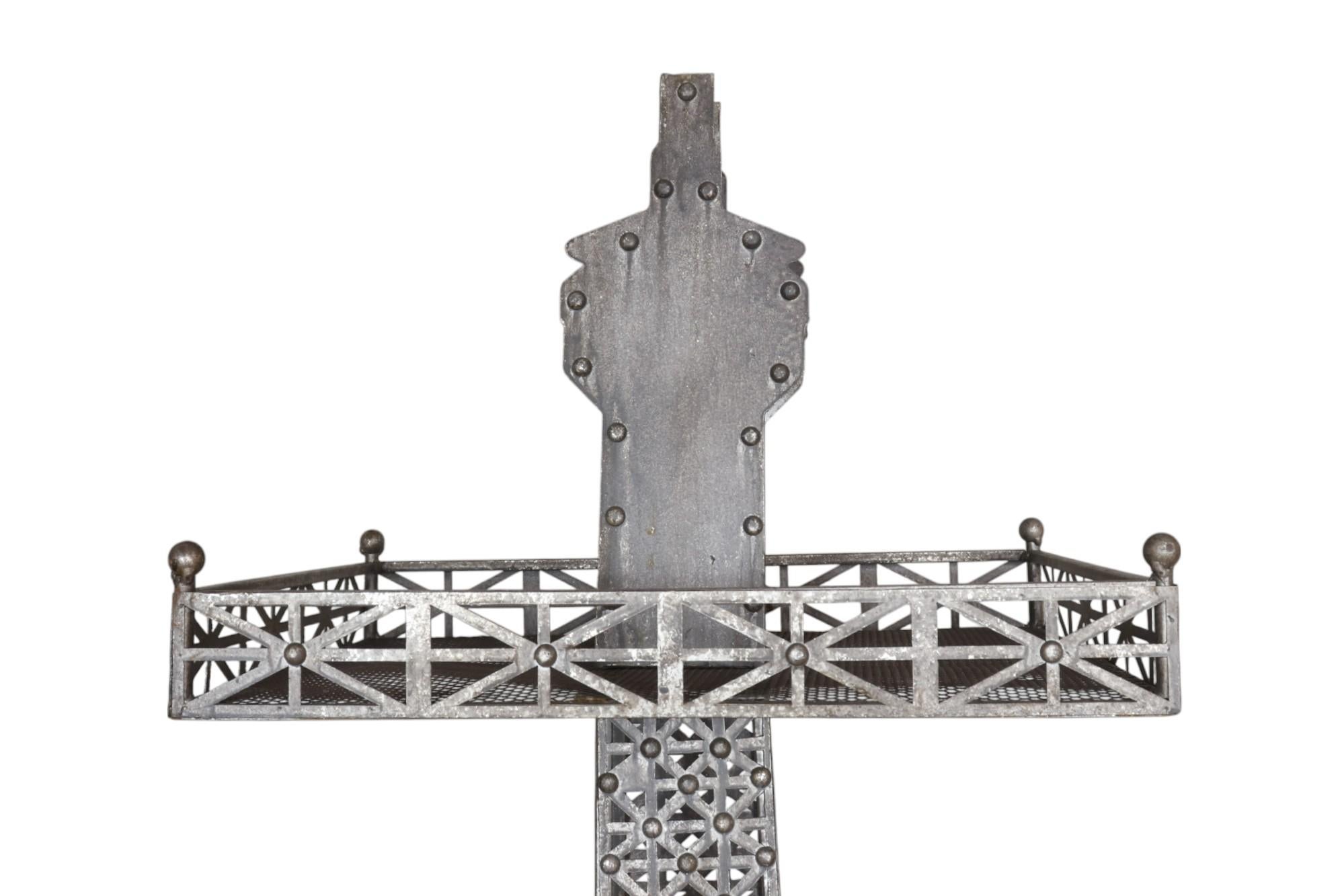 Eiffel Tower Metal Etagere In Good Condition For Sale In Bradenton, FL