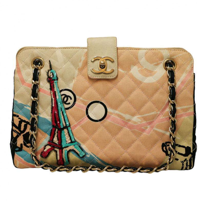 Iconic Chanel Eiffel Tower small textile bag

Condition: very good to good as a few black pearls are missing, not visible when the bag is worn
Made in France
Material : cotton canvas, sequins
Interior : ecru textile
Color: multicolor
Dimensions: 27