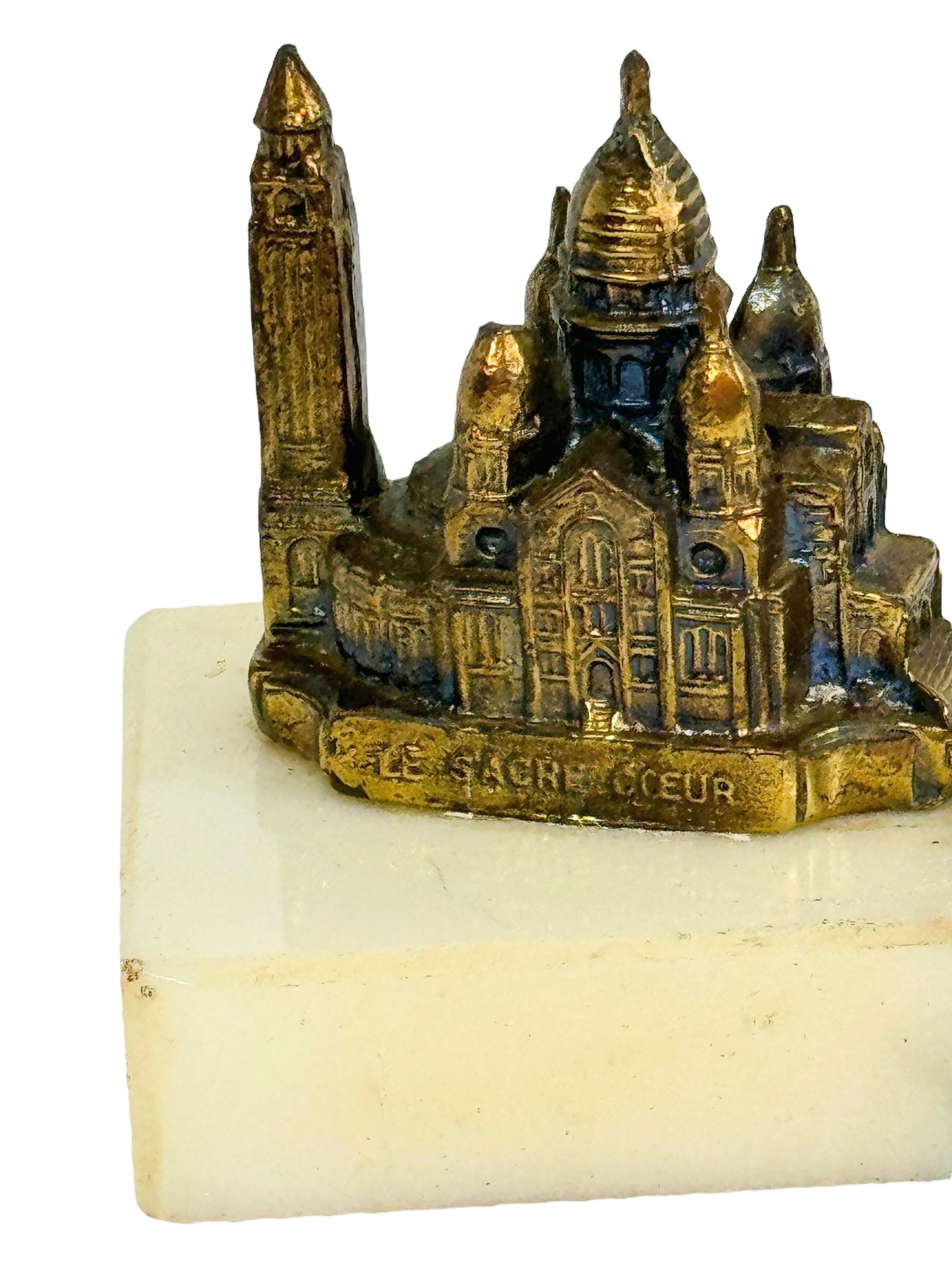 Art déco Tour Eiffel, Sacré-Coeur, Arc de Triomphe Bâtiment Souvenir Modèle architectural en vente