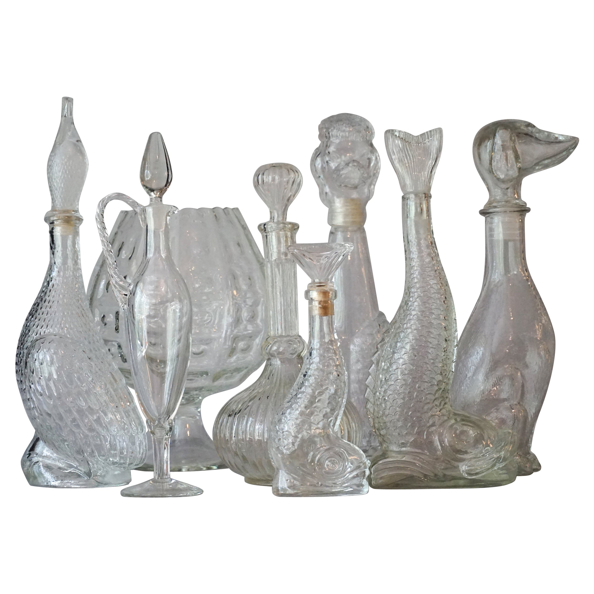 Huit carafes à décanter, bouteilles et vases en verre clair d'Empoli, canard, chien, poisson, des années 1960 en vente