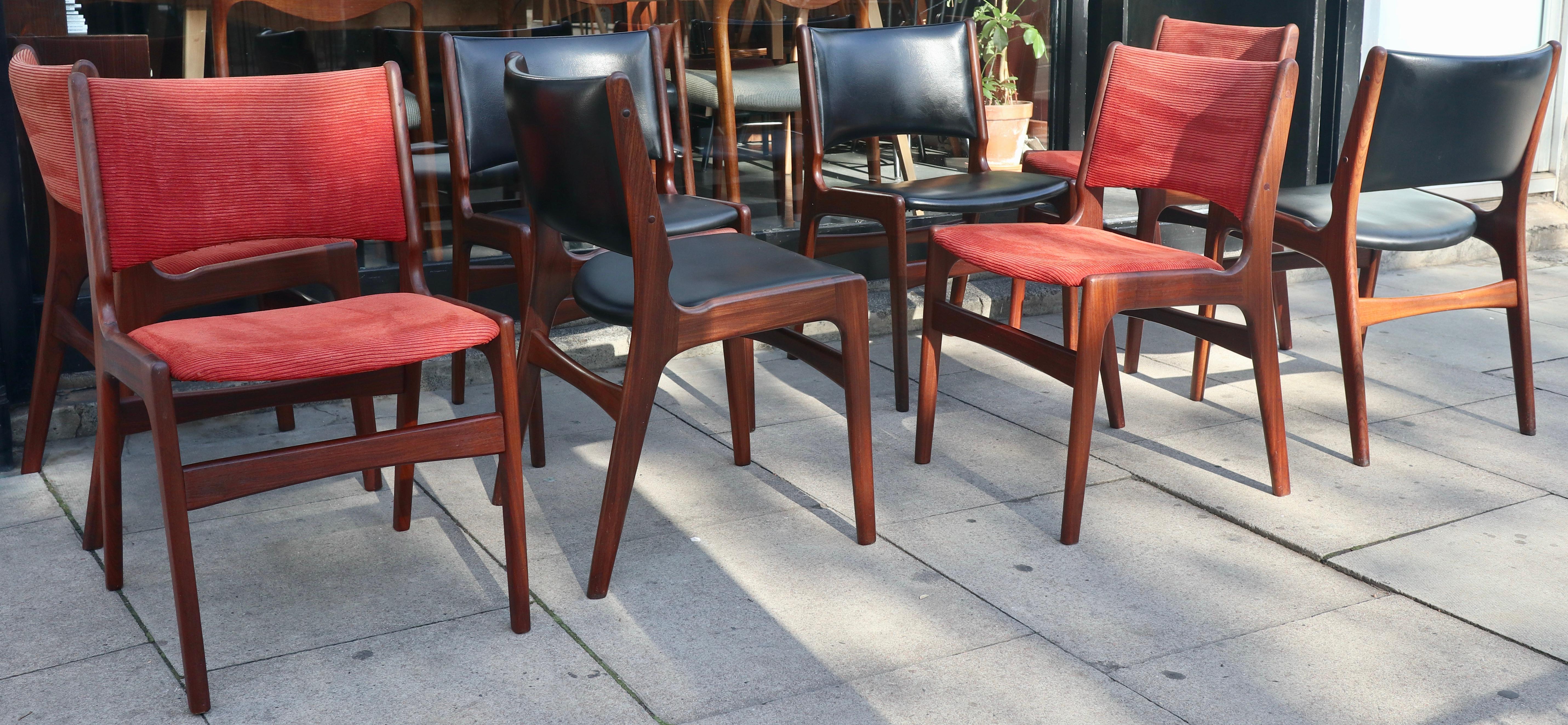 Un ensemble rare et élégant de huit chaises de salle à manger danoises en teck massif, modèle 89, dont quatre sont recouvertes d'un revêtement textile en velours rose/rouge et quatre d'un revêtement en vinyle noir.  Conçues par Erik Buch pour povl