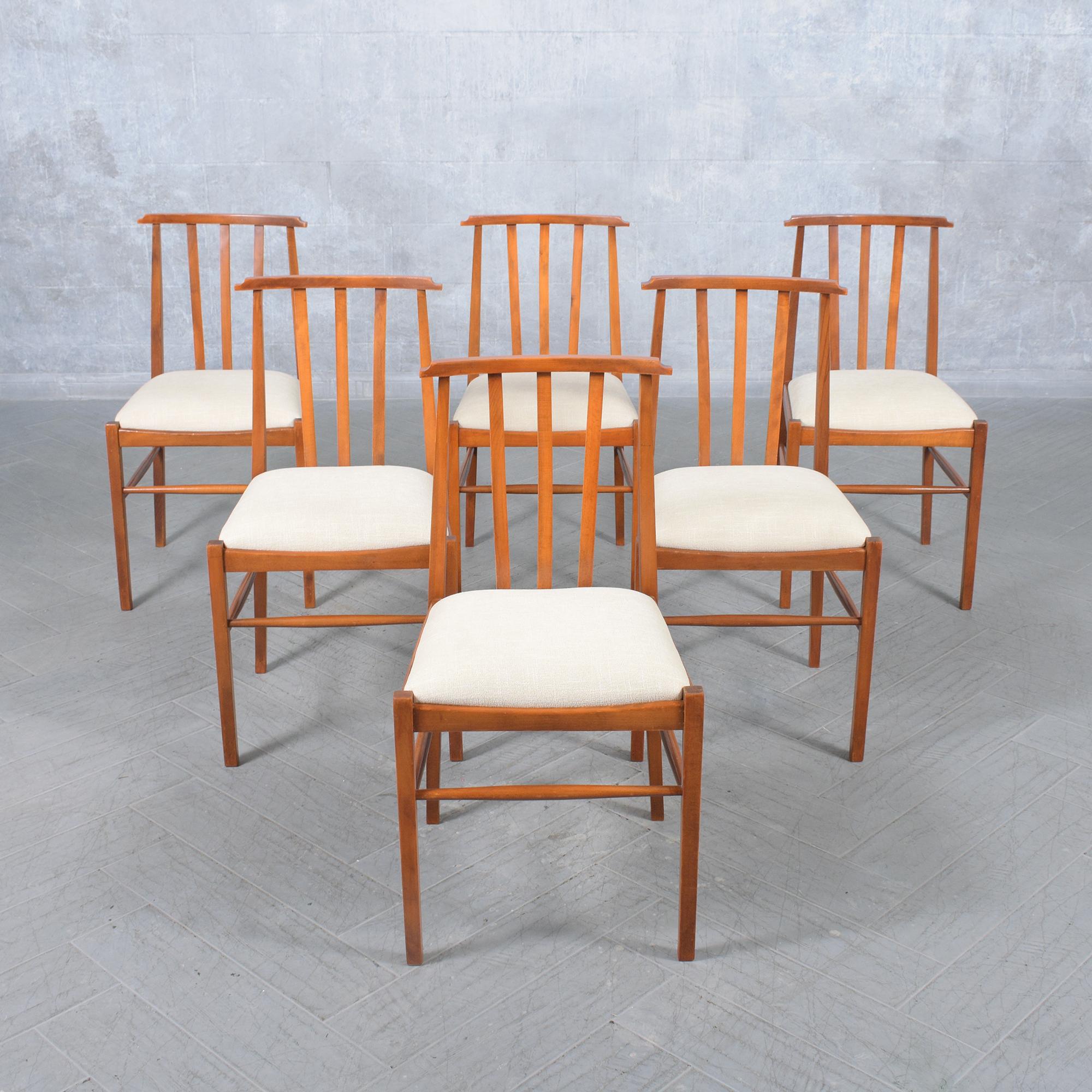 Satz von acht modernen Vintage-Esszimmerstühlen, 1960er Jahre, fachmännisch restauriert (Geschnitzt) im Angebot