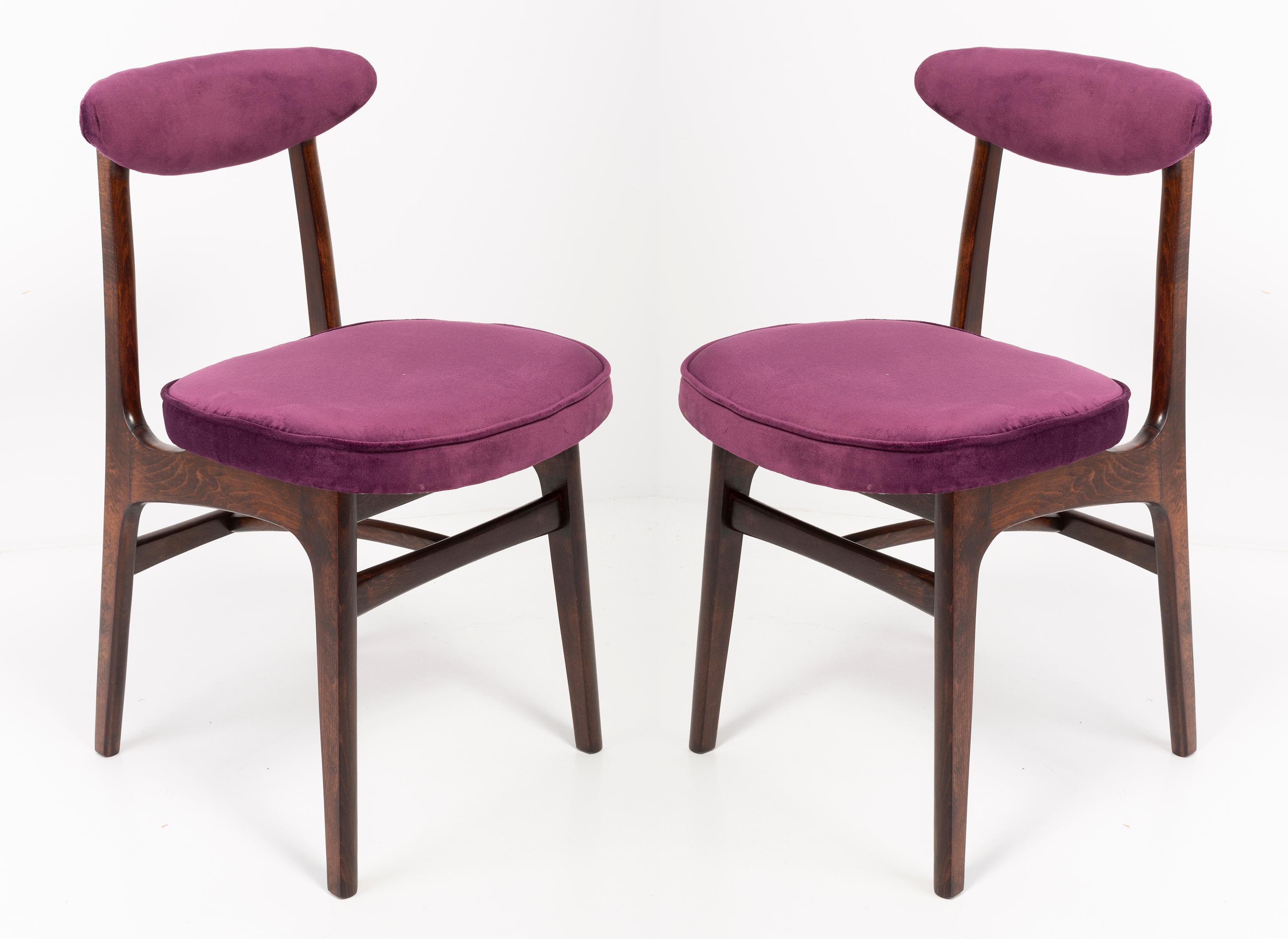 Ocho sillas diseñadas por el profesor Rajmund Halas. Se ha fabricado con madera de haya. Las sillas se han sometido a una renovación completa de la tapicería y se ha renovado la carpintería. Los asientos y respaldos se vistieron con un tejido de