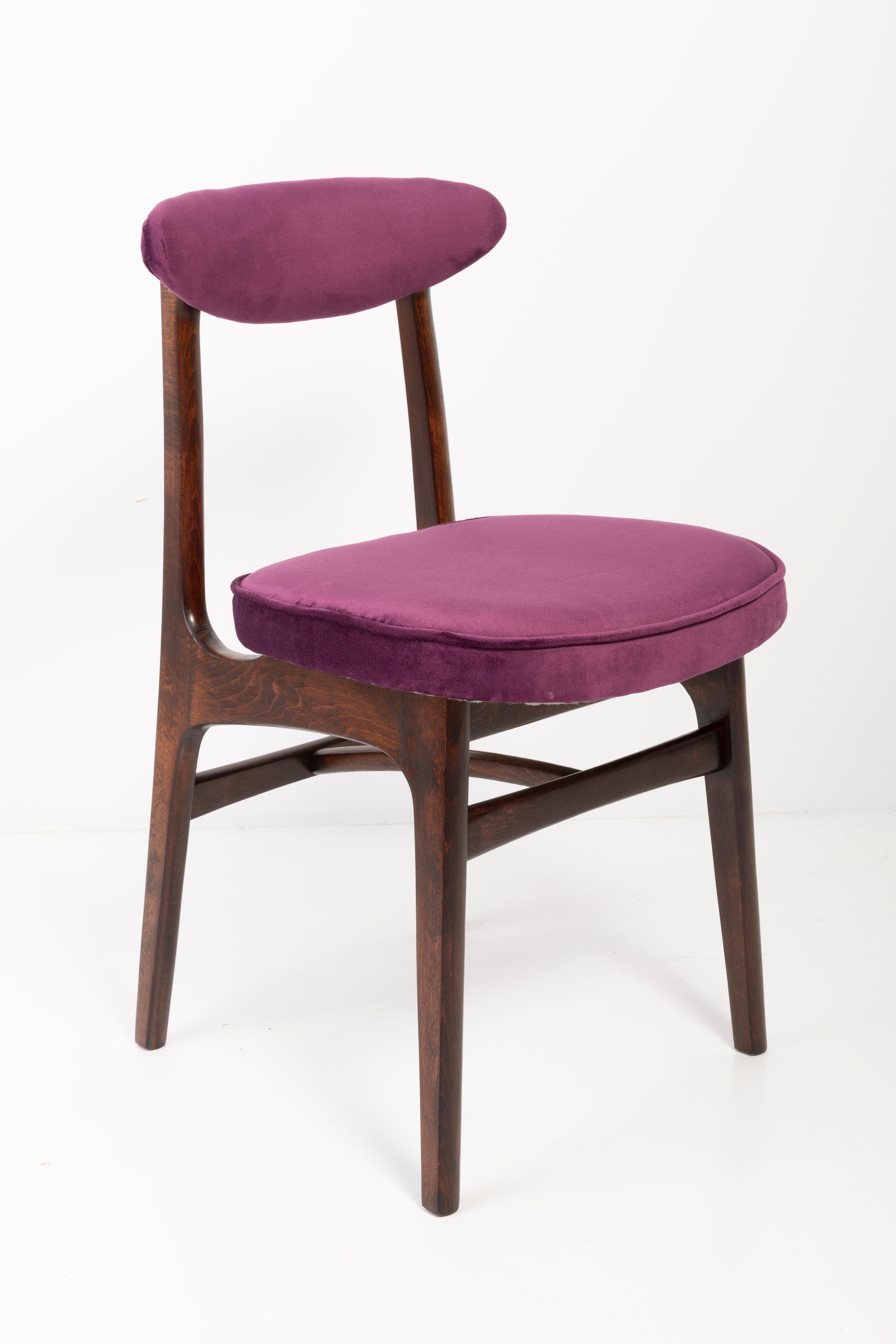 Ocho sillas de terciopelo ciruela del siglo XX diseñadas por Rajmund Halas, Europa, años 60 Hecho a mano en venta