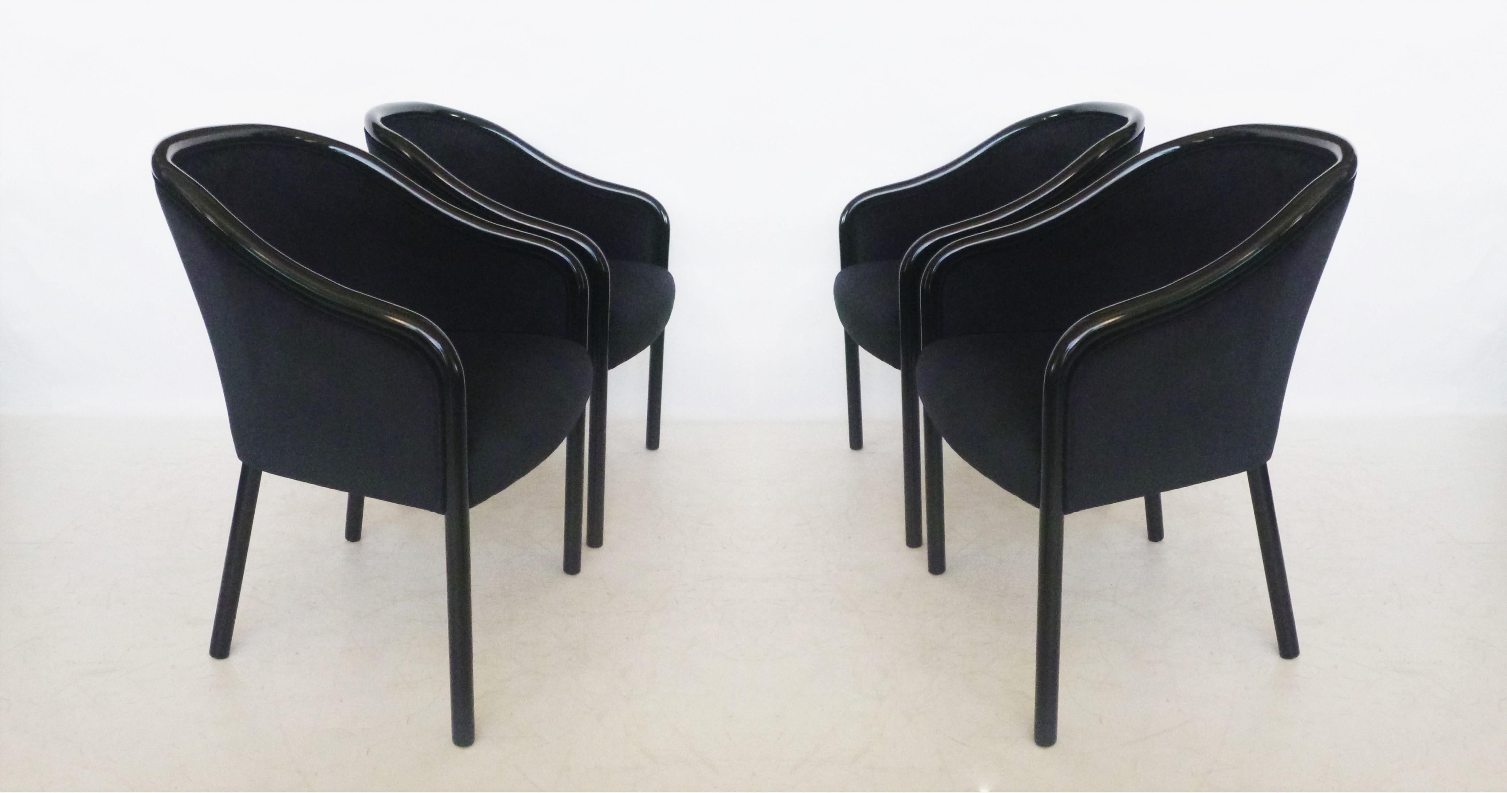 Ensemble de huit fauteuils noirs Ward Bennett pour Brickell Associates. La construction simple est entièrement en bois massif. Piétements nouvellement laqués, dossier en tonneau impeccablement assemblé et accoudoirs inclinés qui se prolongent dans