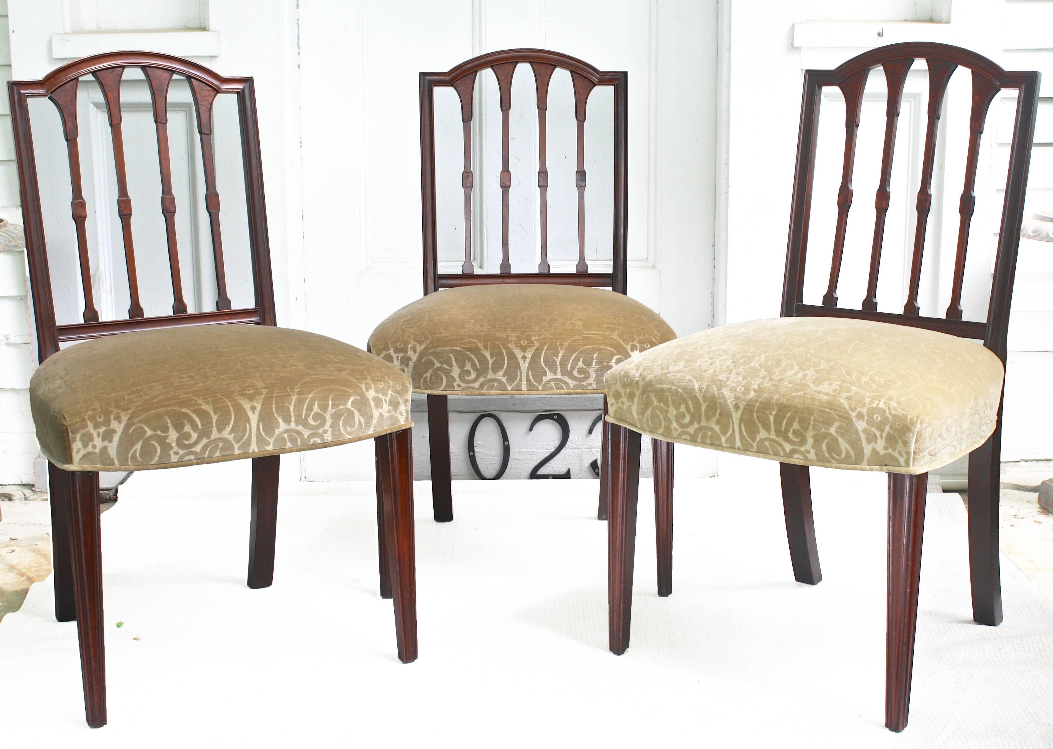EIGHT American Hepplewhite Revival Dining Chairs In Good Condition For Sale In Woodbury, CT