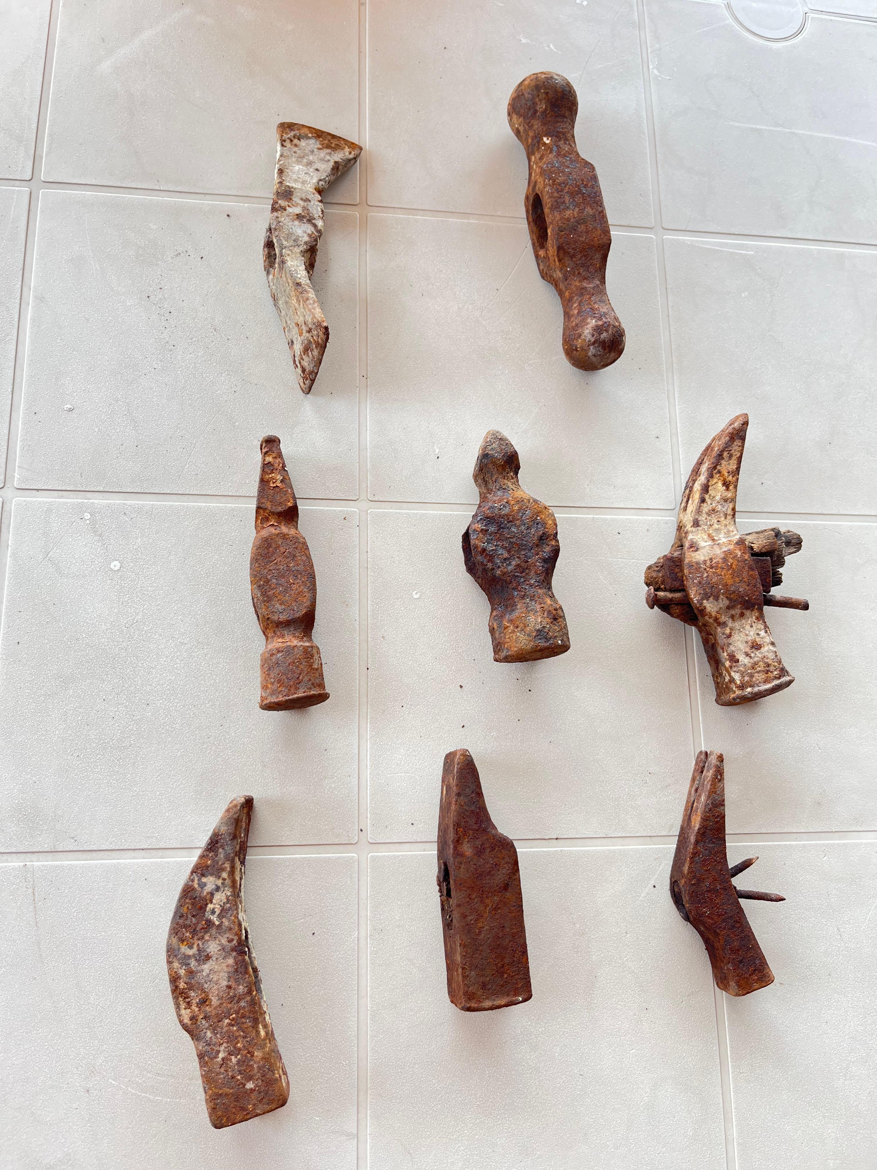 Huit marteaux de forgeron anciens, Italie, 1930
Trouvé dans une fabrique de sommiers qui appartenait à mon arrière-grand-père. Les poignées en bois doivent être ajoutées.
