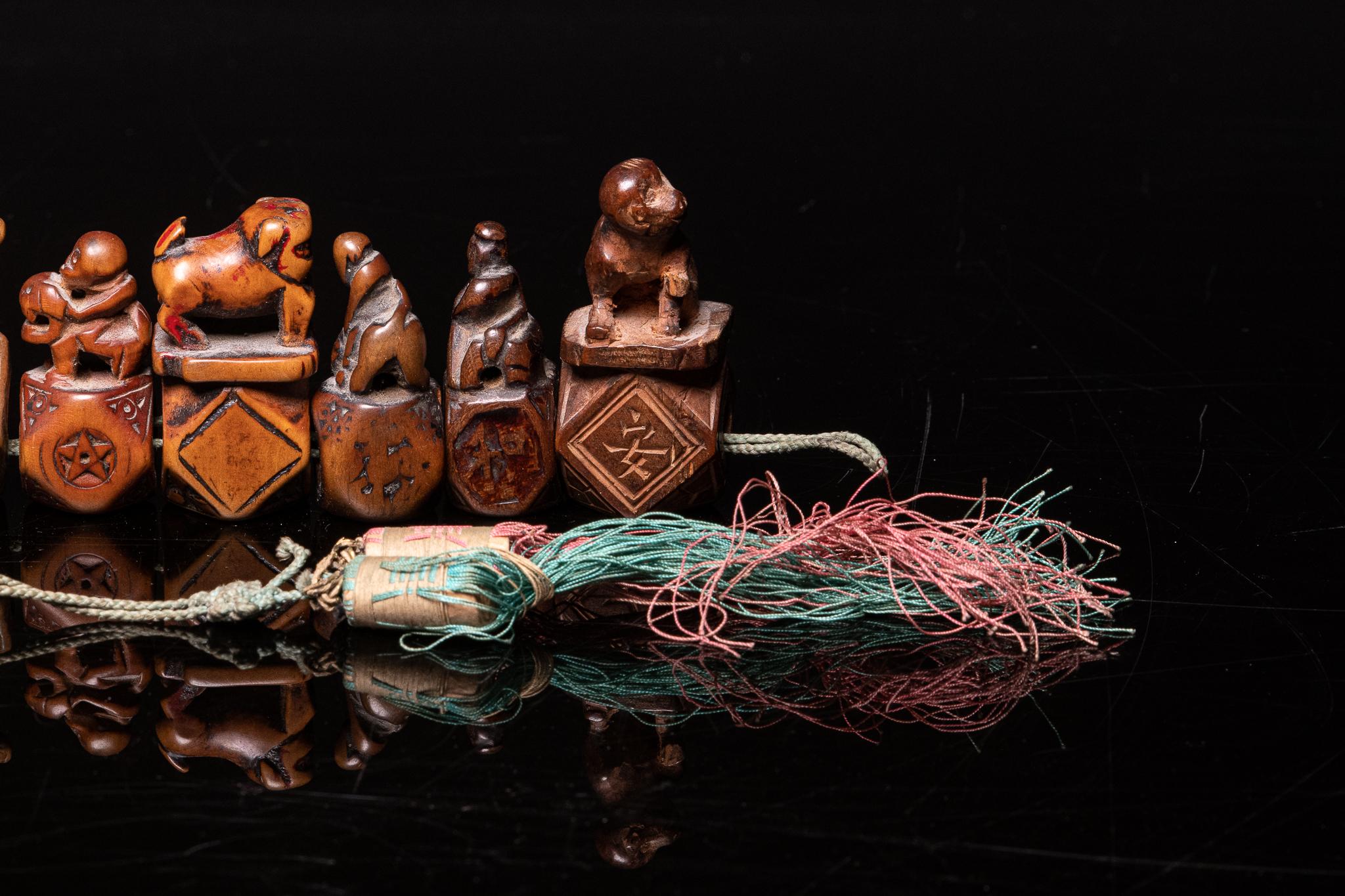 Acht antike chinesische Tabakpfeifenhalter mit antrophomorphem Motiv, hergestellt aus dem Holz von Obstbäumen. 

Französische Private Collection'S