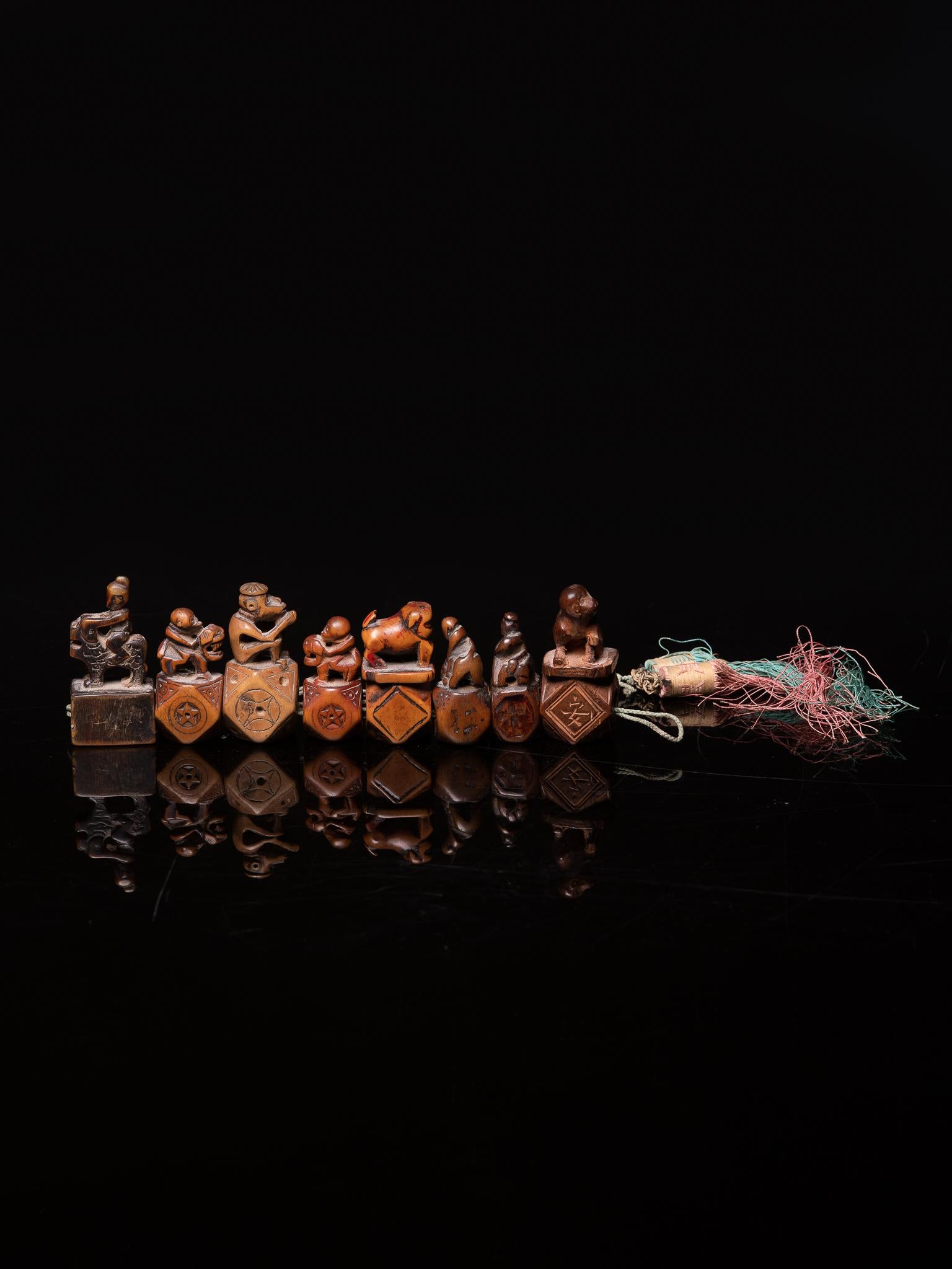 Acht antike chinesische Tabakpfeifenhalter, antrophomorphes Thema, Tobacco Curio im Zustand „Gut“ im Angebot in Leuven , BE