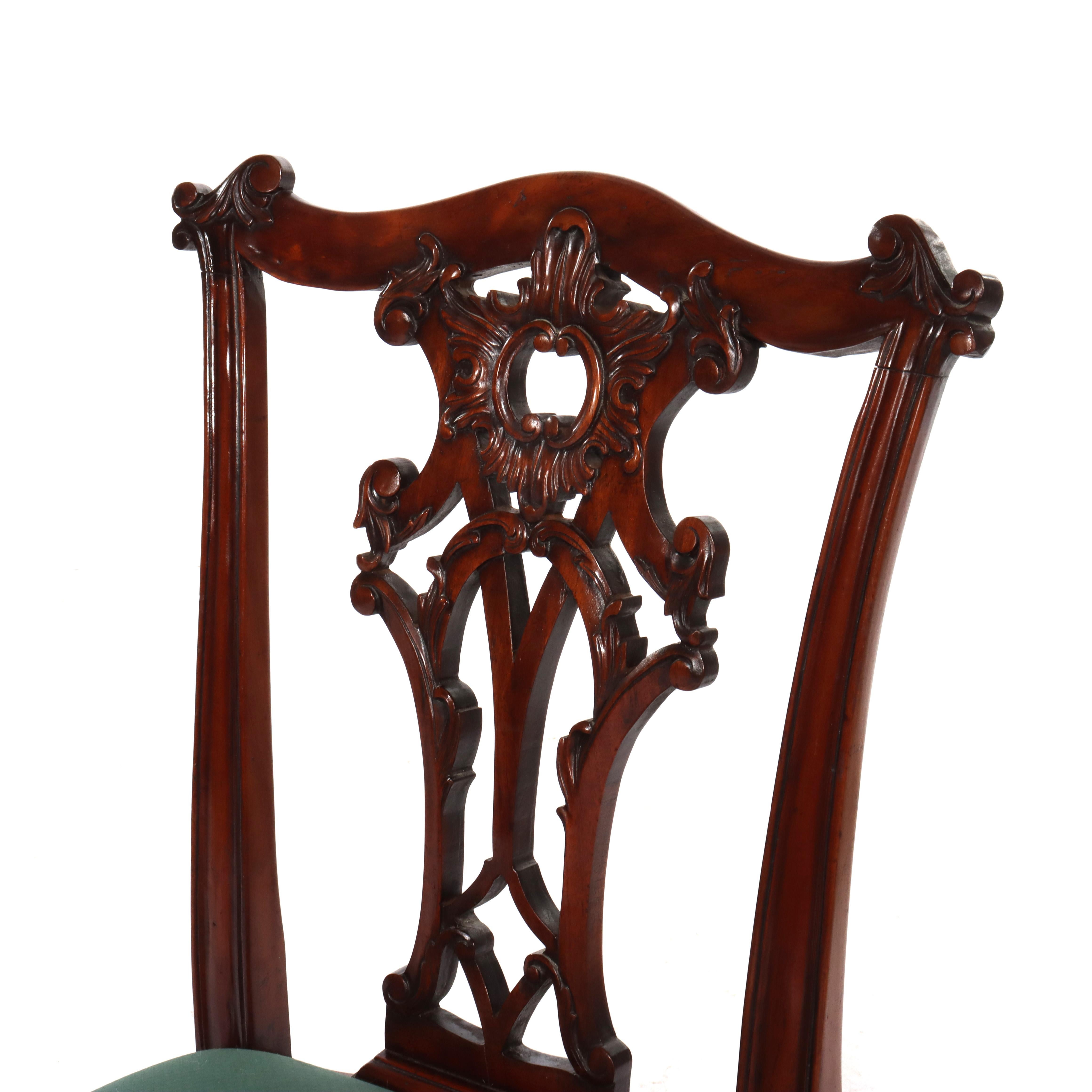 Huit chaises de salle à manger anciennes en acajou sculpté de Chippendale à dossier en ruban en vente 7