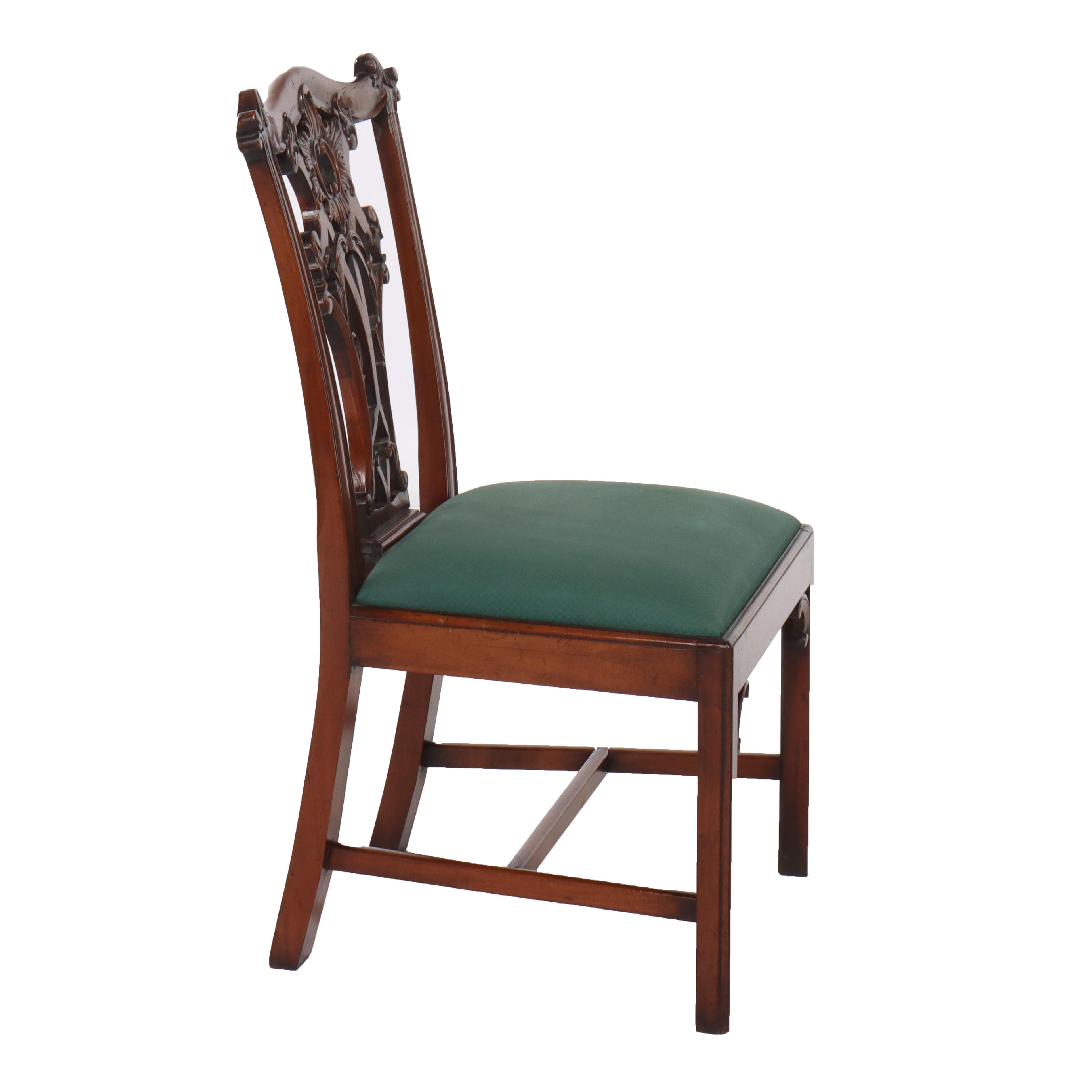 Huit chaises de salle à manger anciennes en acajou sculpté de Chippendale à dossier en ruban en vente 9