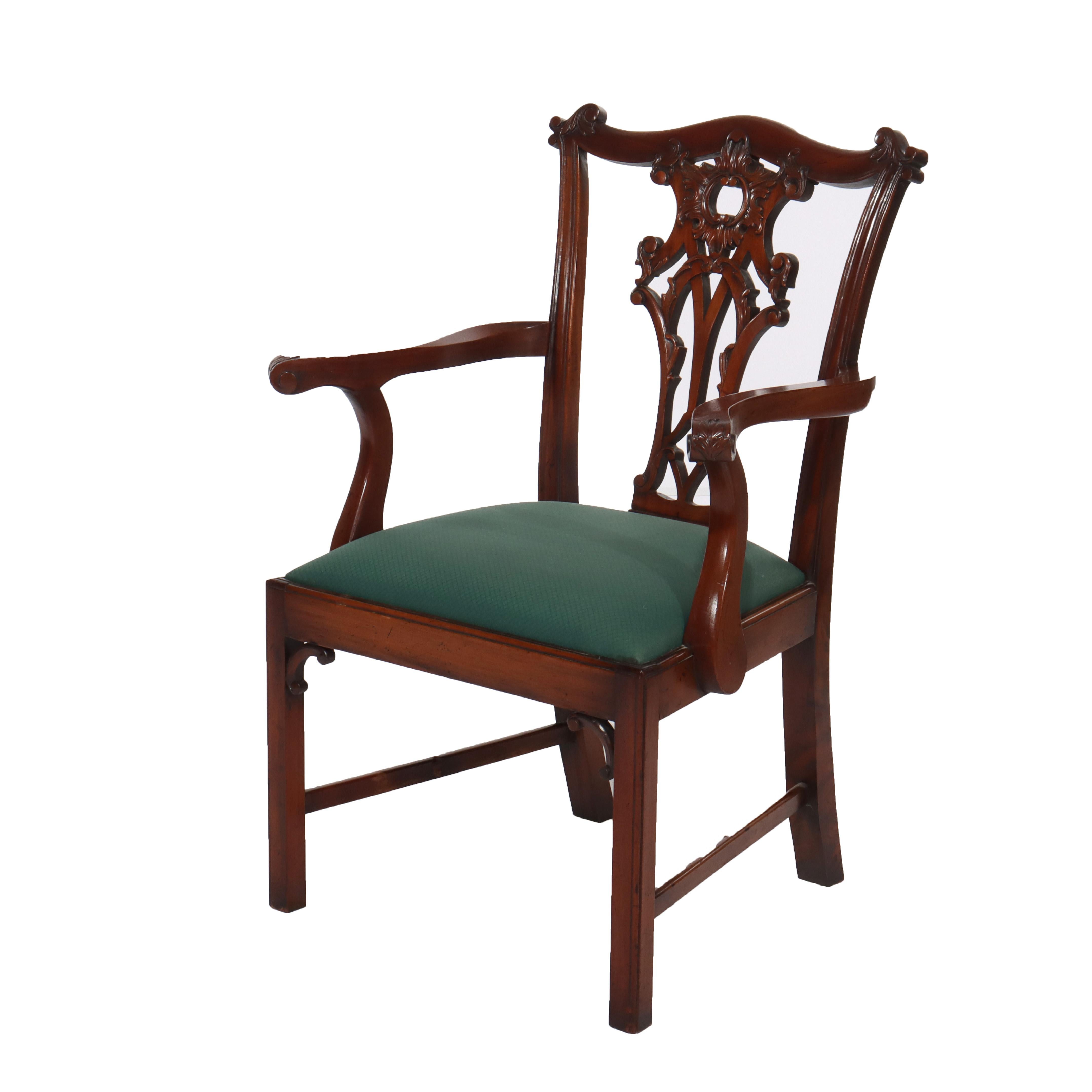 20ième siècle Huit chaises de salle à manger anciennes en acajou sculpté de Chippendale à dossier en ruban en vente