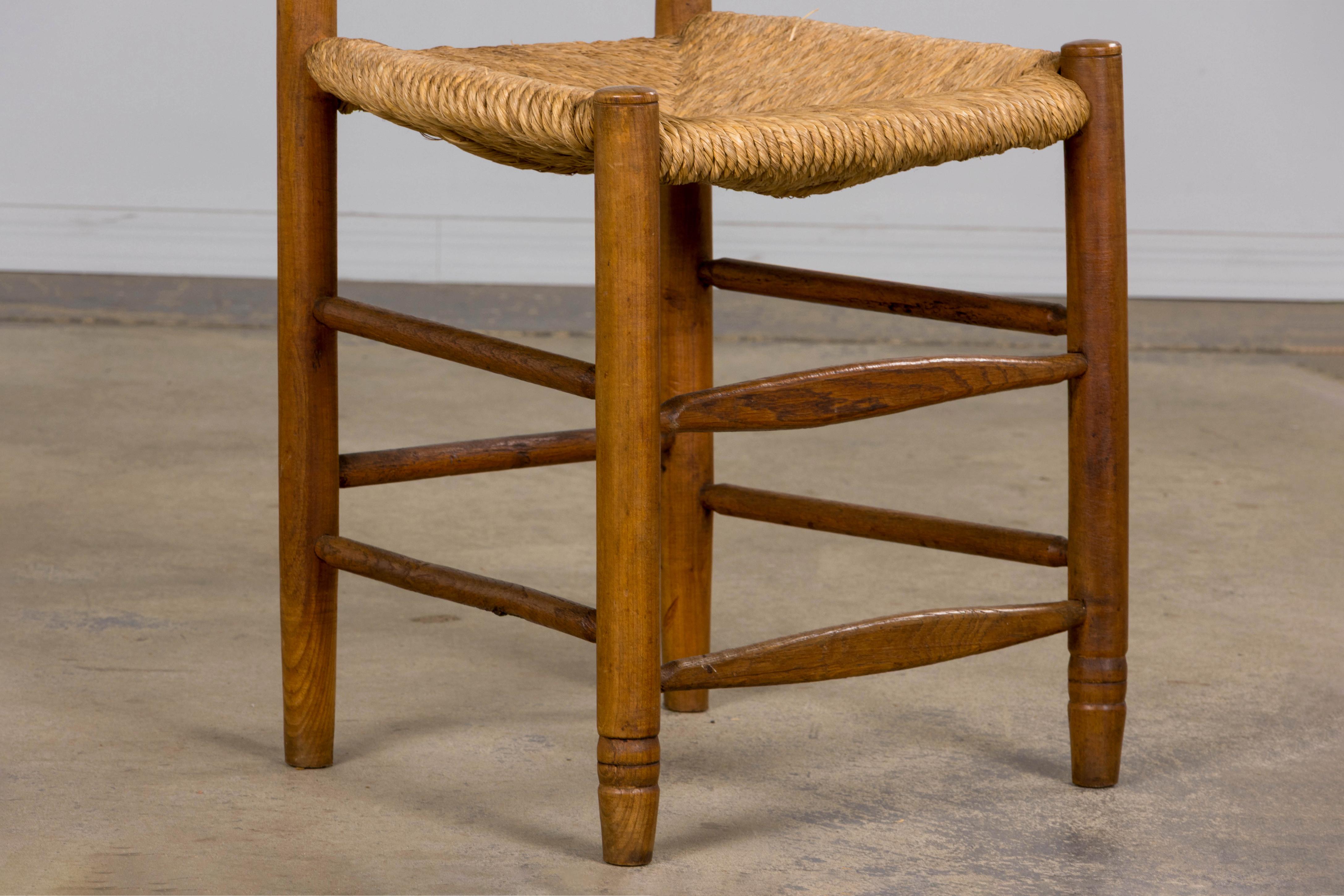 Ocho Antiguas Sillas de Comedor de Granja con Respaldo de Escalera de Arce Francesas con Asientos de Rush en venta 4