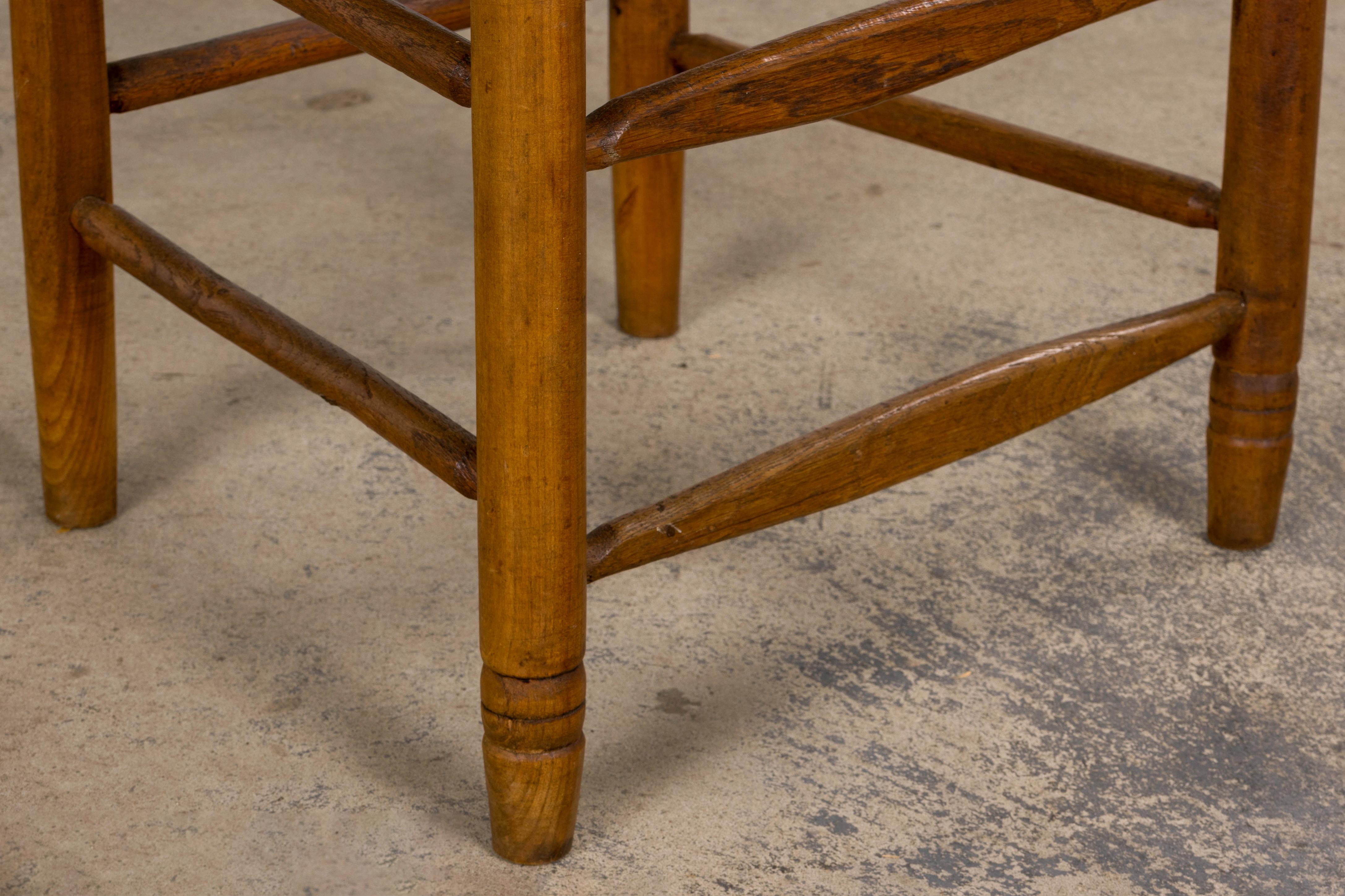 Ocho Antiguas Sillas de Comedor de Granja con Respaldo de Escalera de Arce Francesas con Asientos de Rush en venta 5